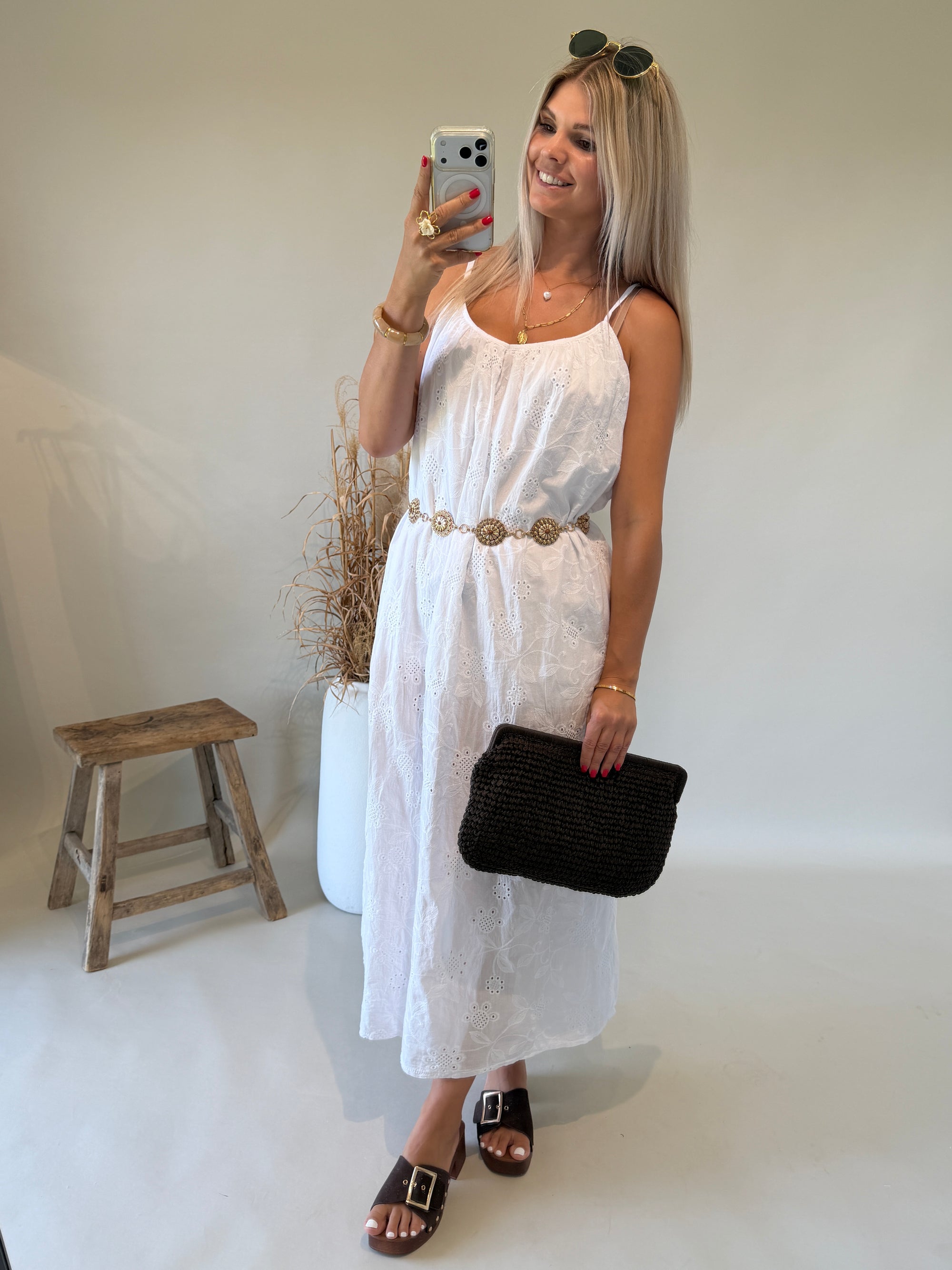 Kleid in Weiß mit Bohospitze und Gürtel