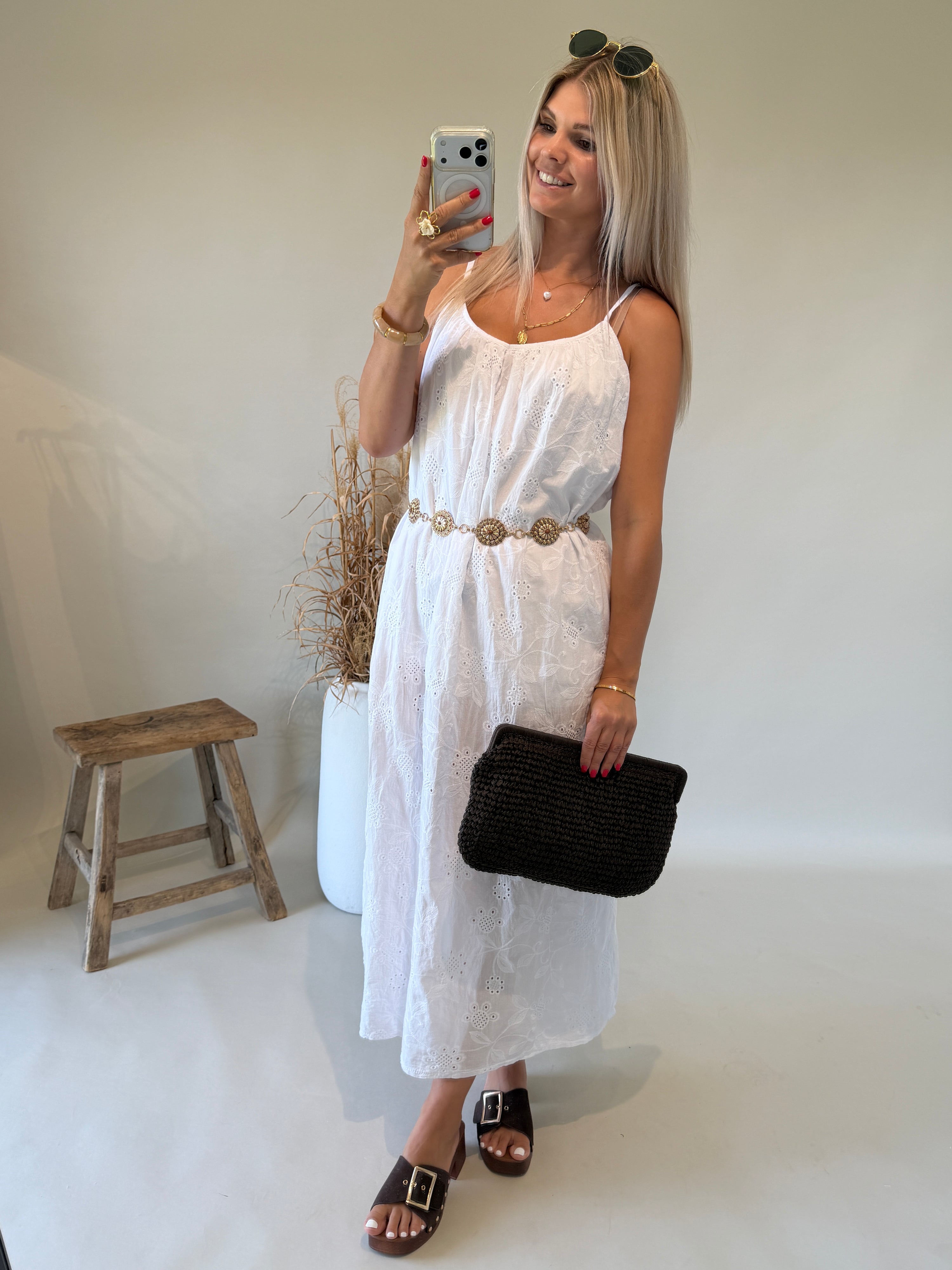 Kleid in Weiß mit Bohospitze und Gürtel