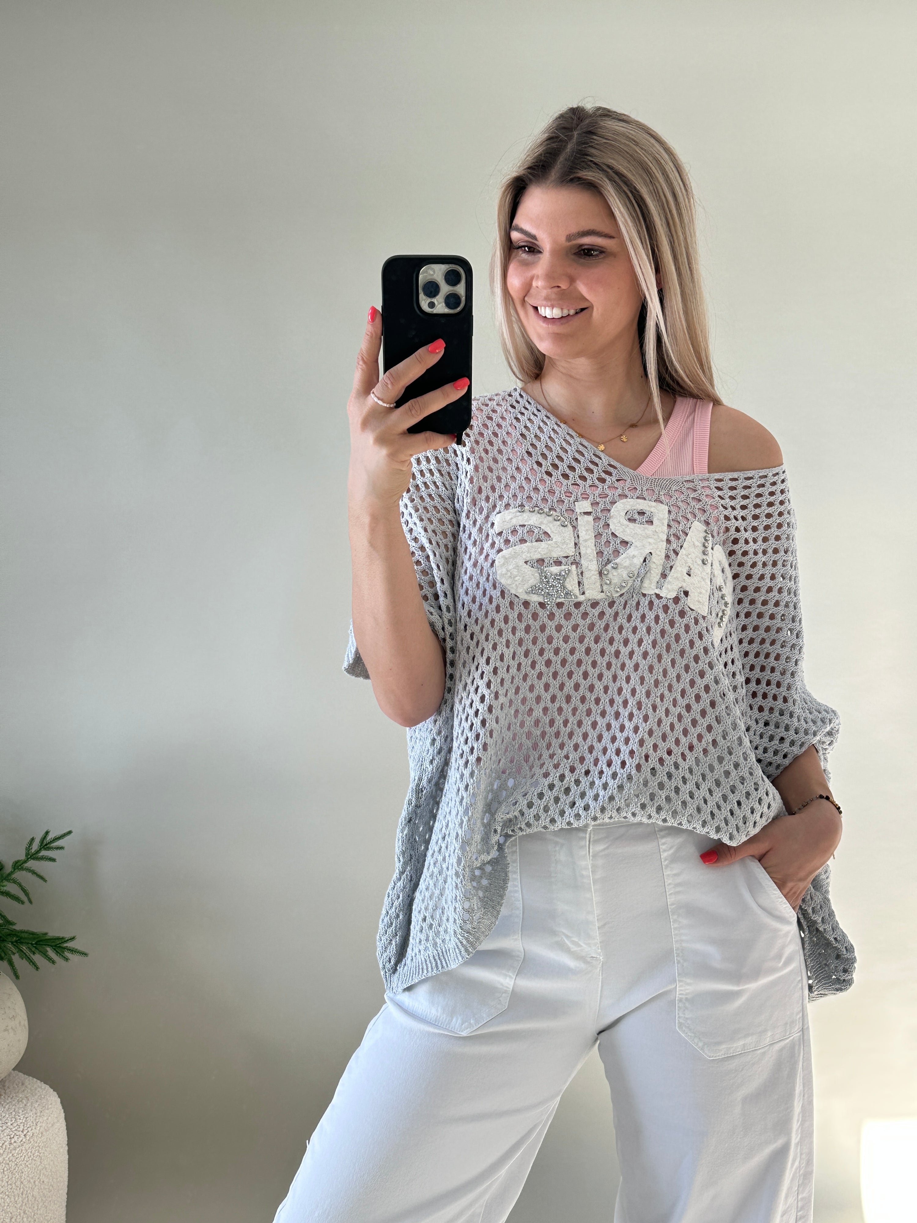 Pullover in Grau mit Lochmuster und Aufschrift PARIS