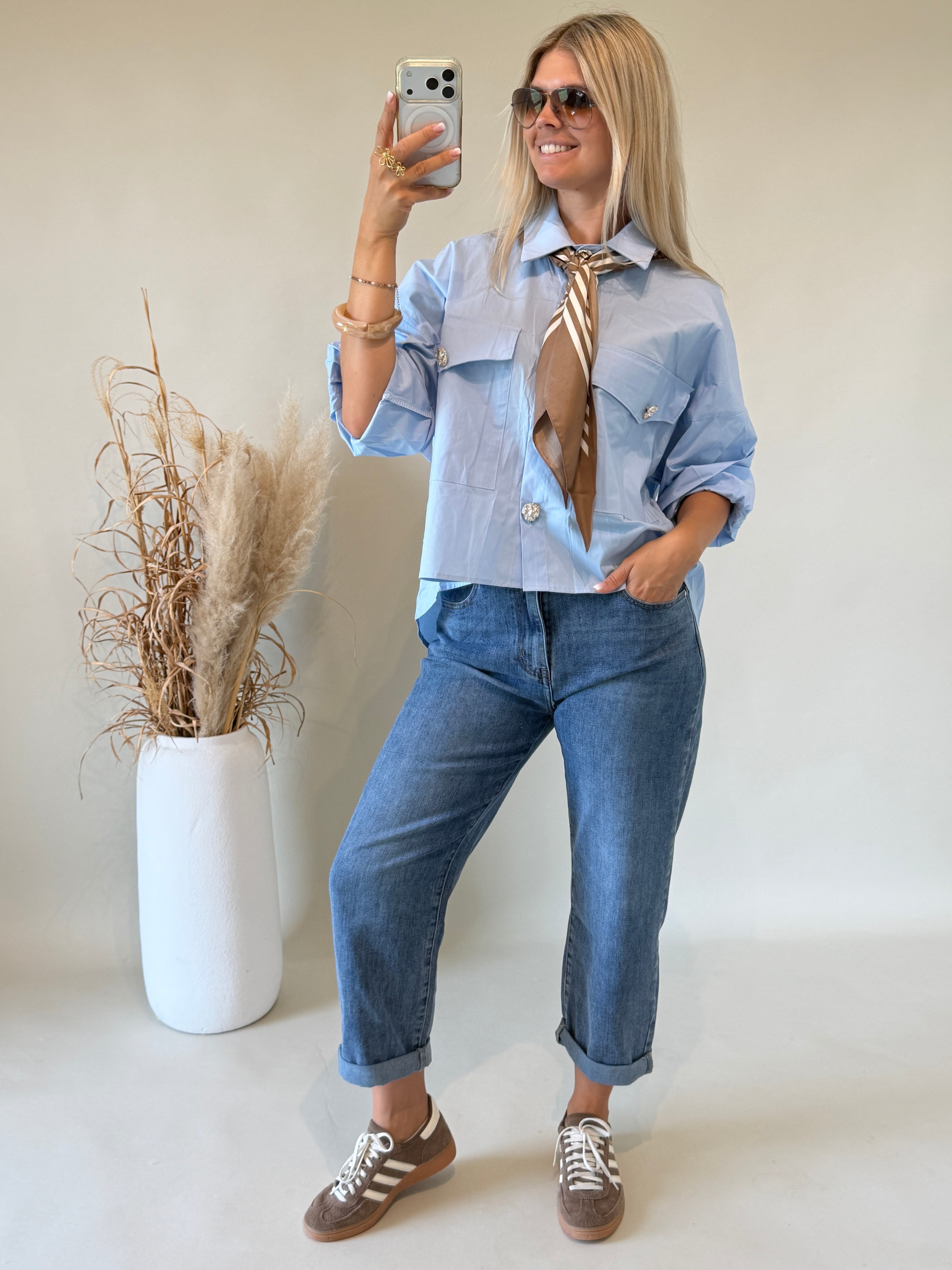 Bluse in Hellblau mit Brusttaschen und Goldenen Köpfen