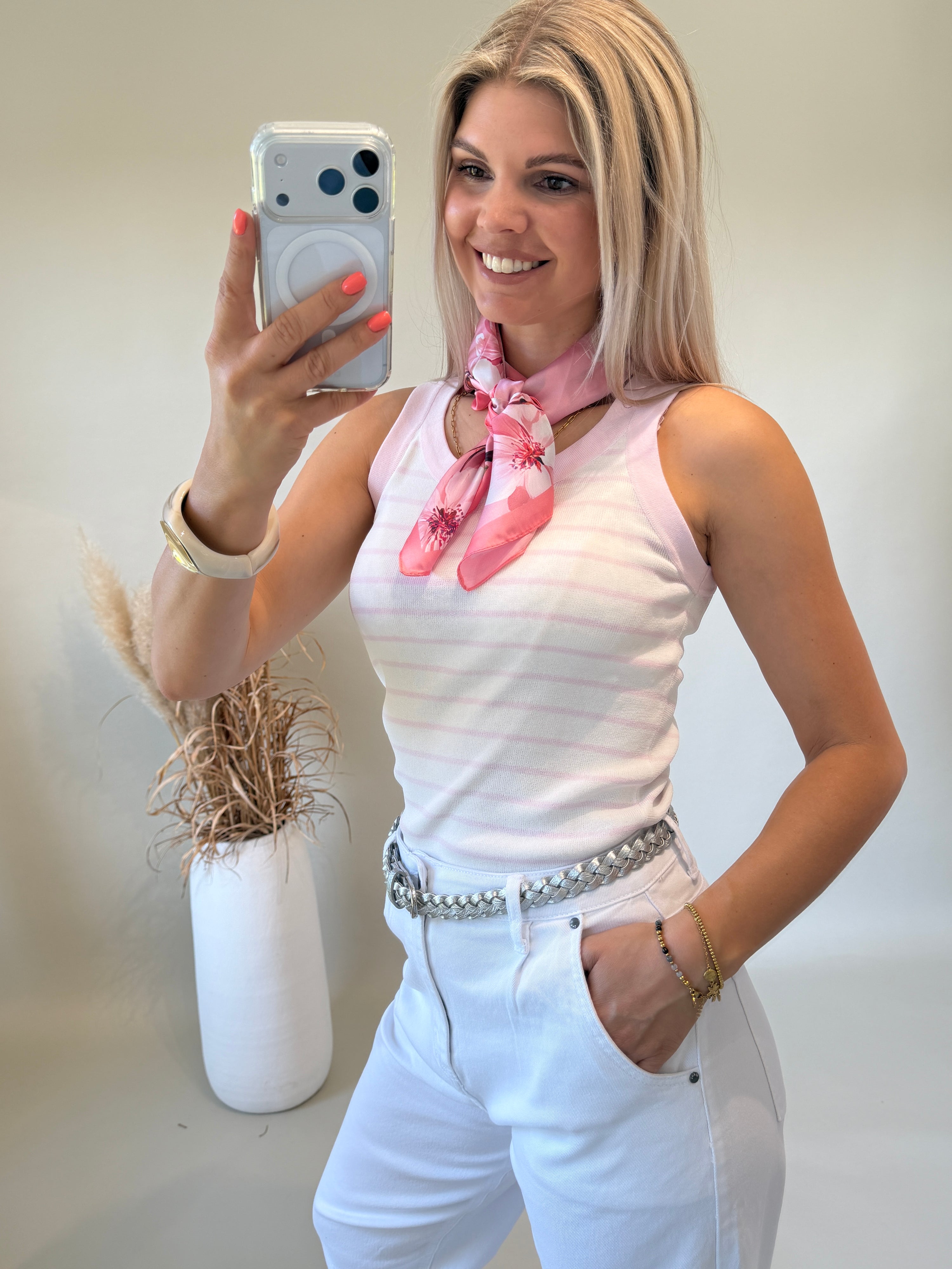 Tuch in Rosa mit Blumen