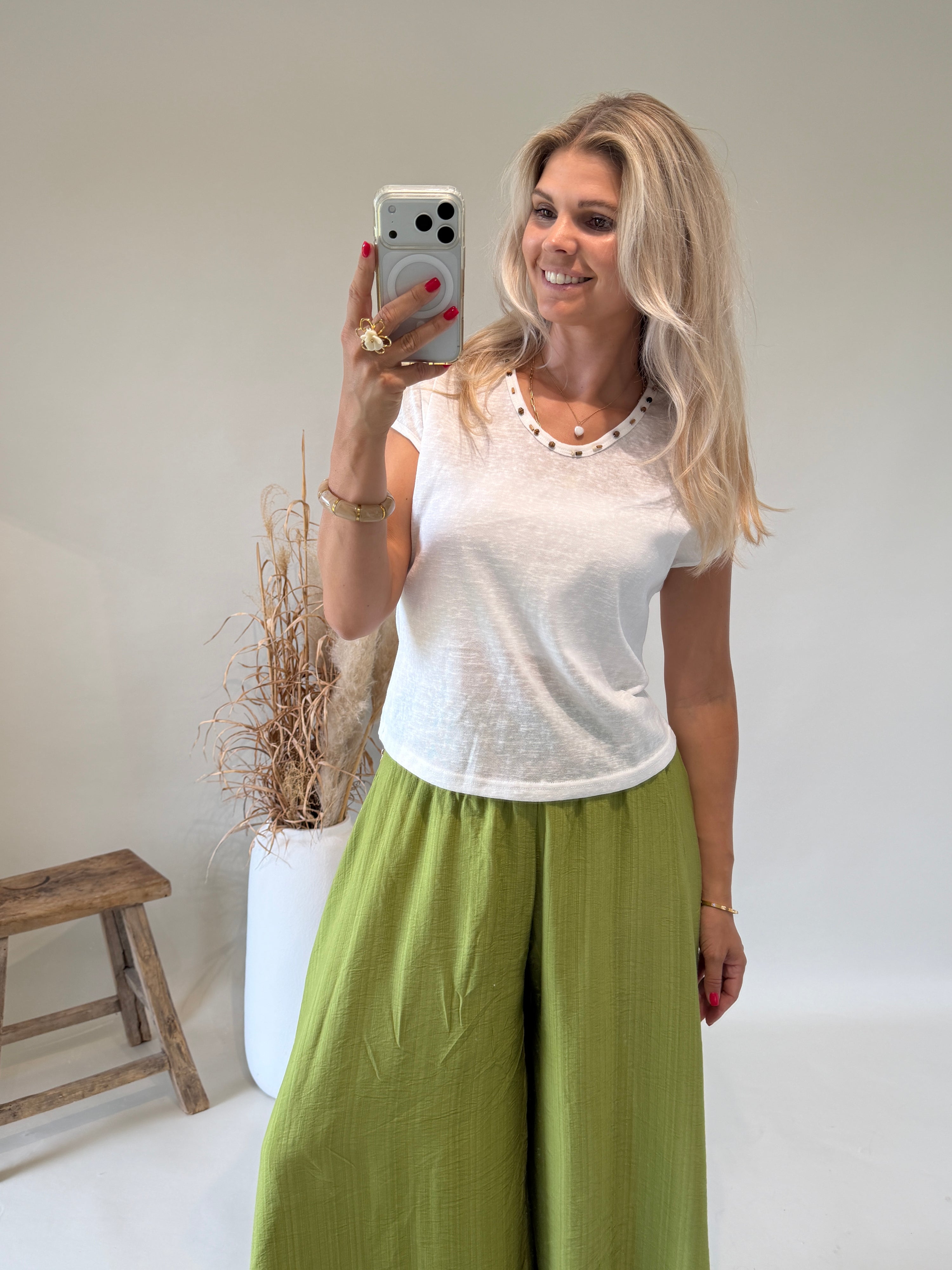 T-Shirt in Creme mit Holzperlen am Ausschnitt