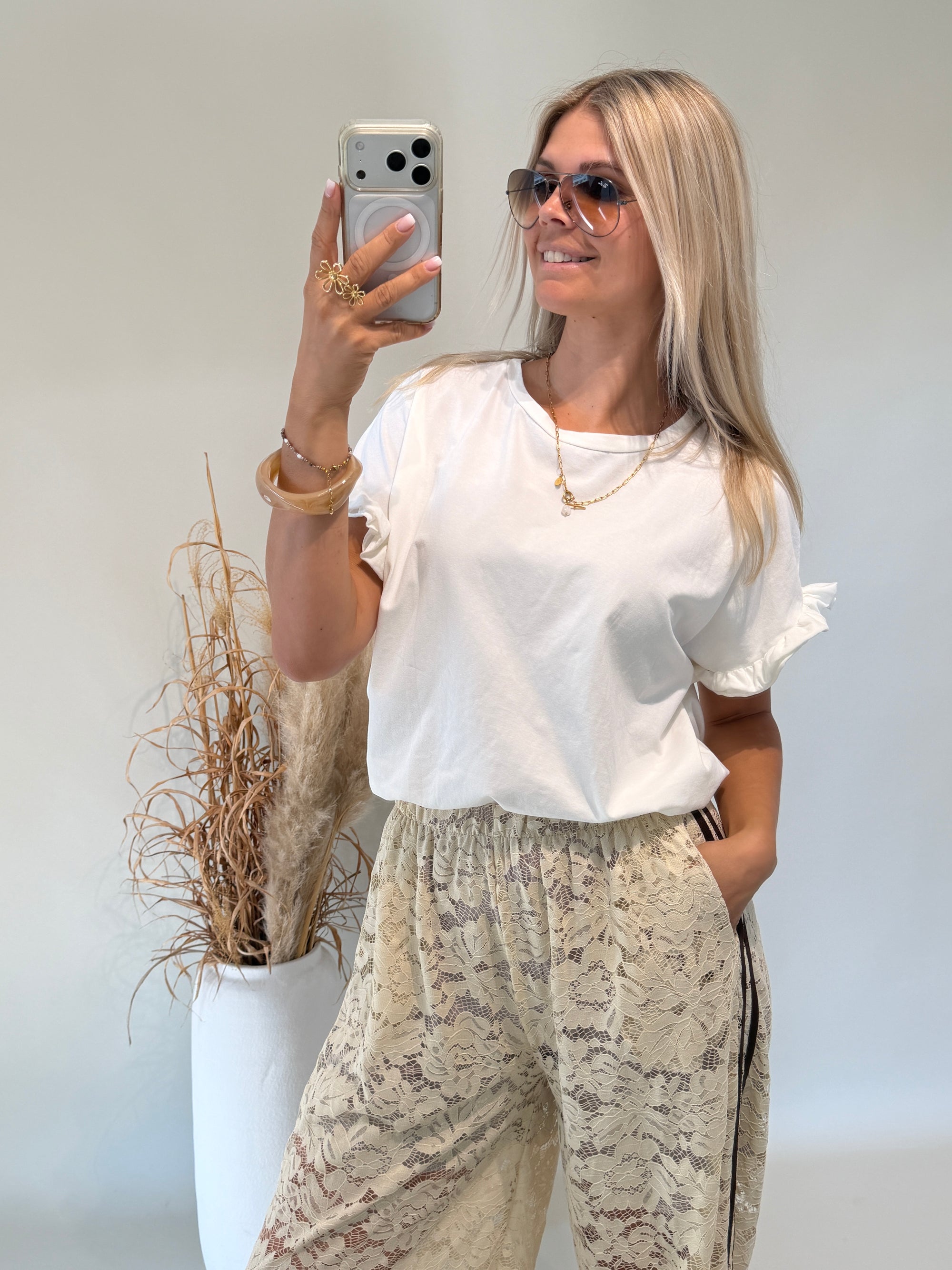 T-Shirt mit Rüschenarm in Wollweiß