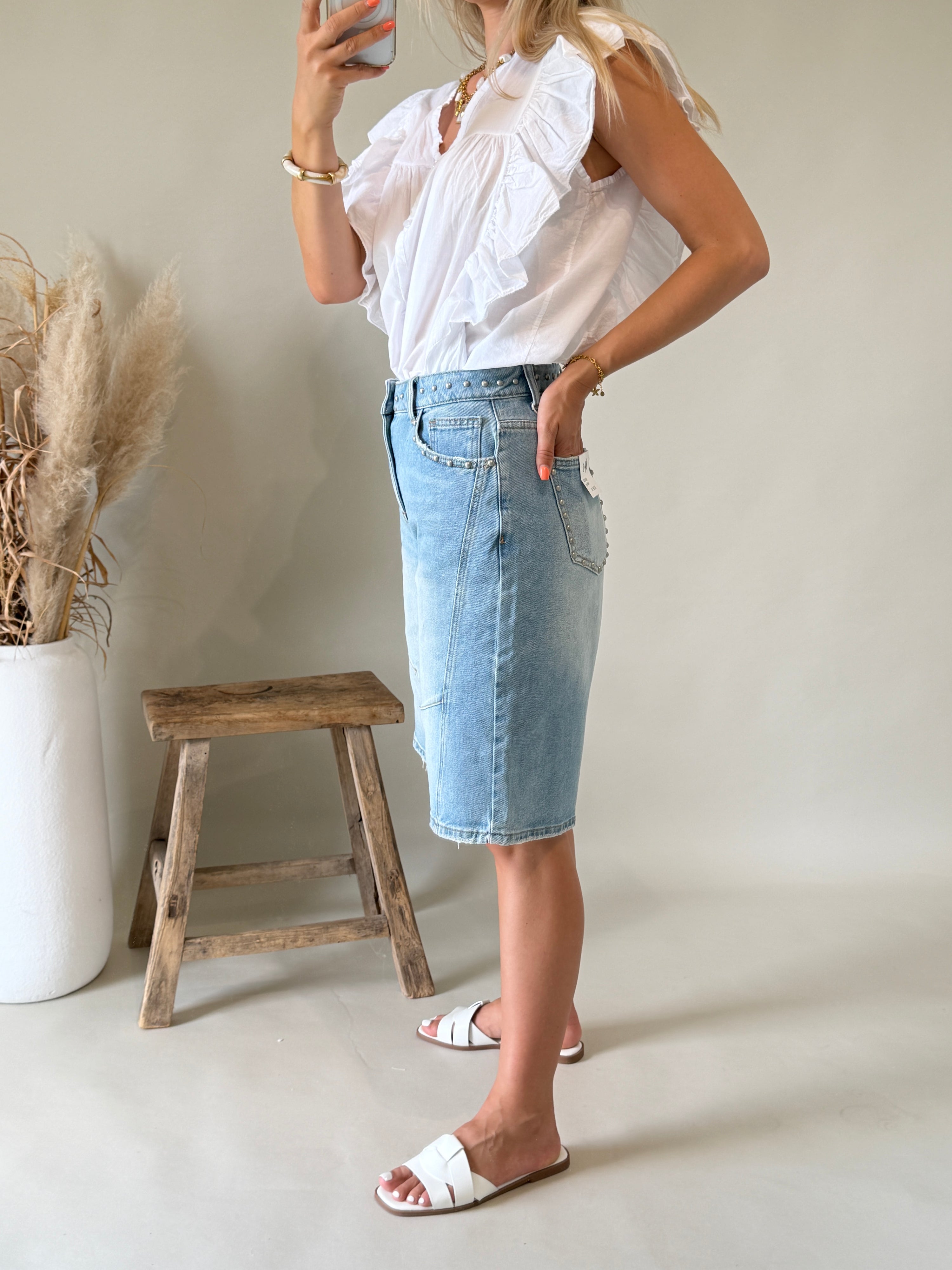 Jeans in Blau ( Kurz mit Nieten )