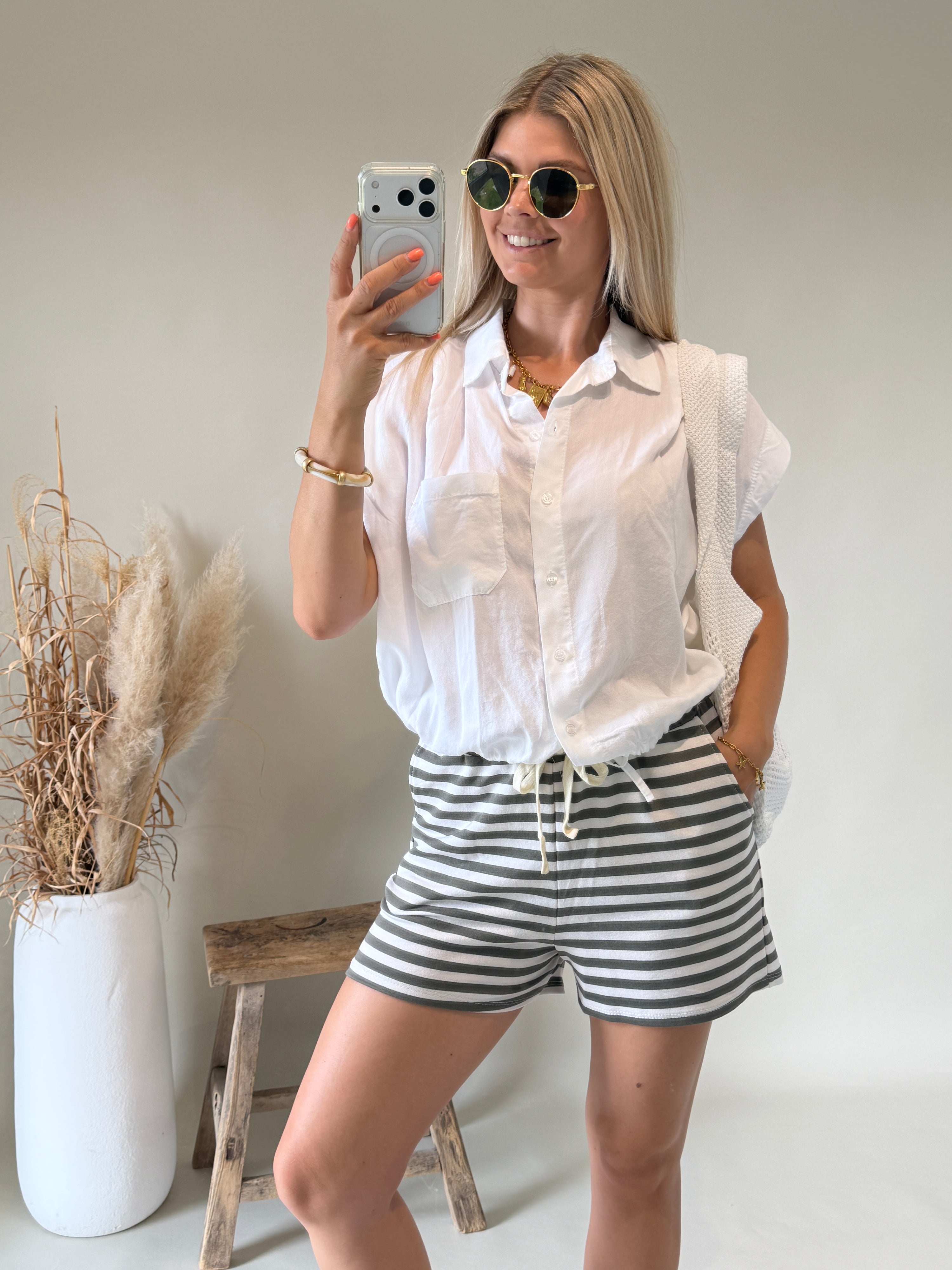 Bluse in Weiß unten zum Binden