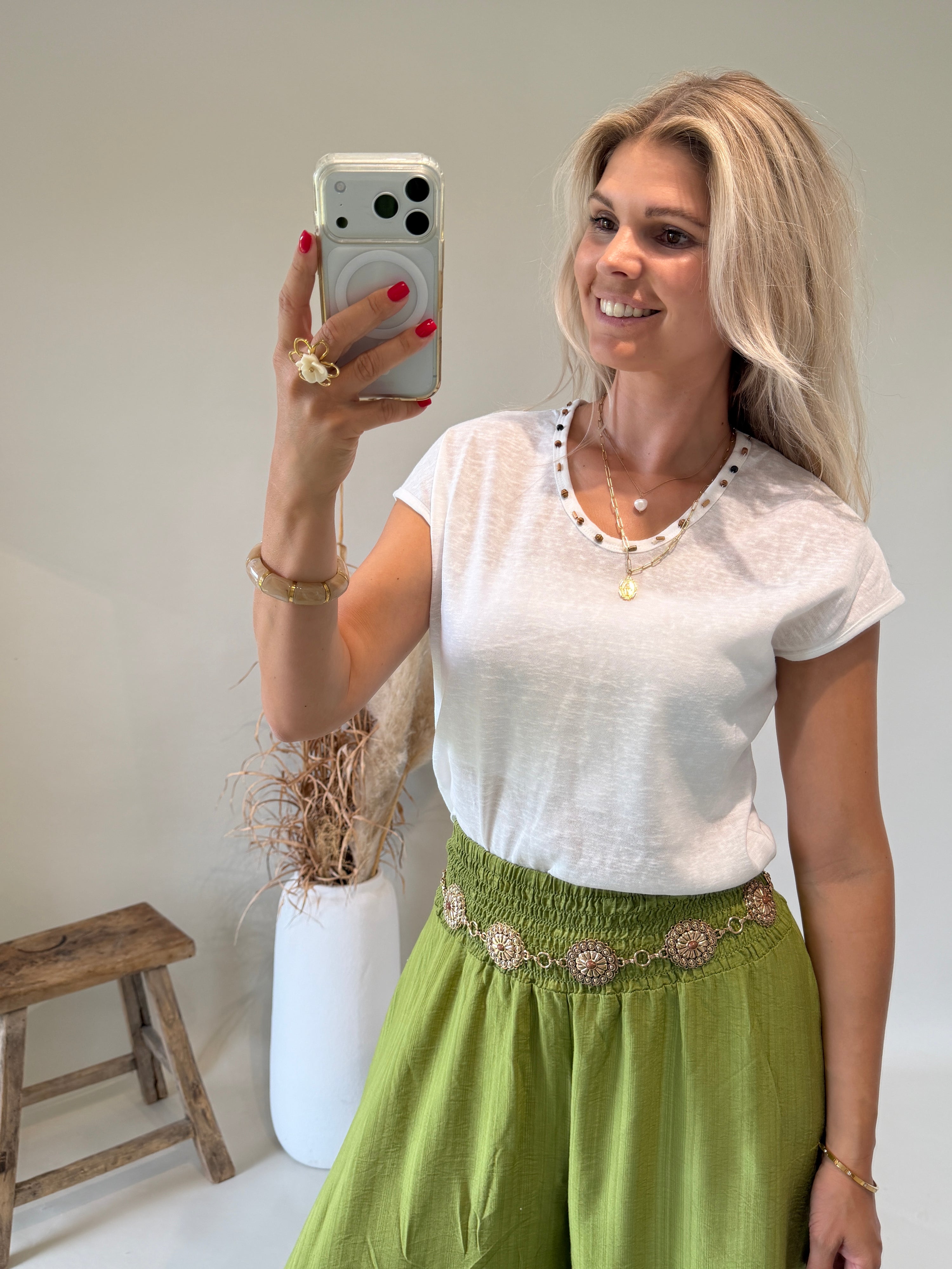 T-Shirt in Creme mit Holzperlen am Ausschnitt