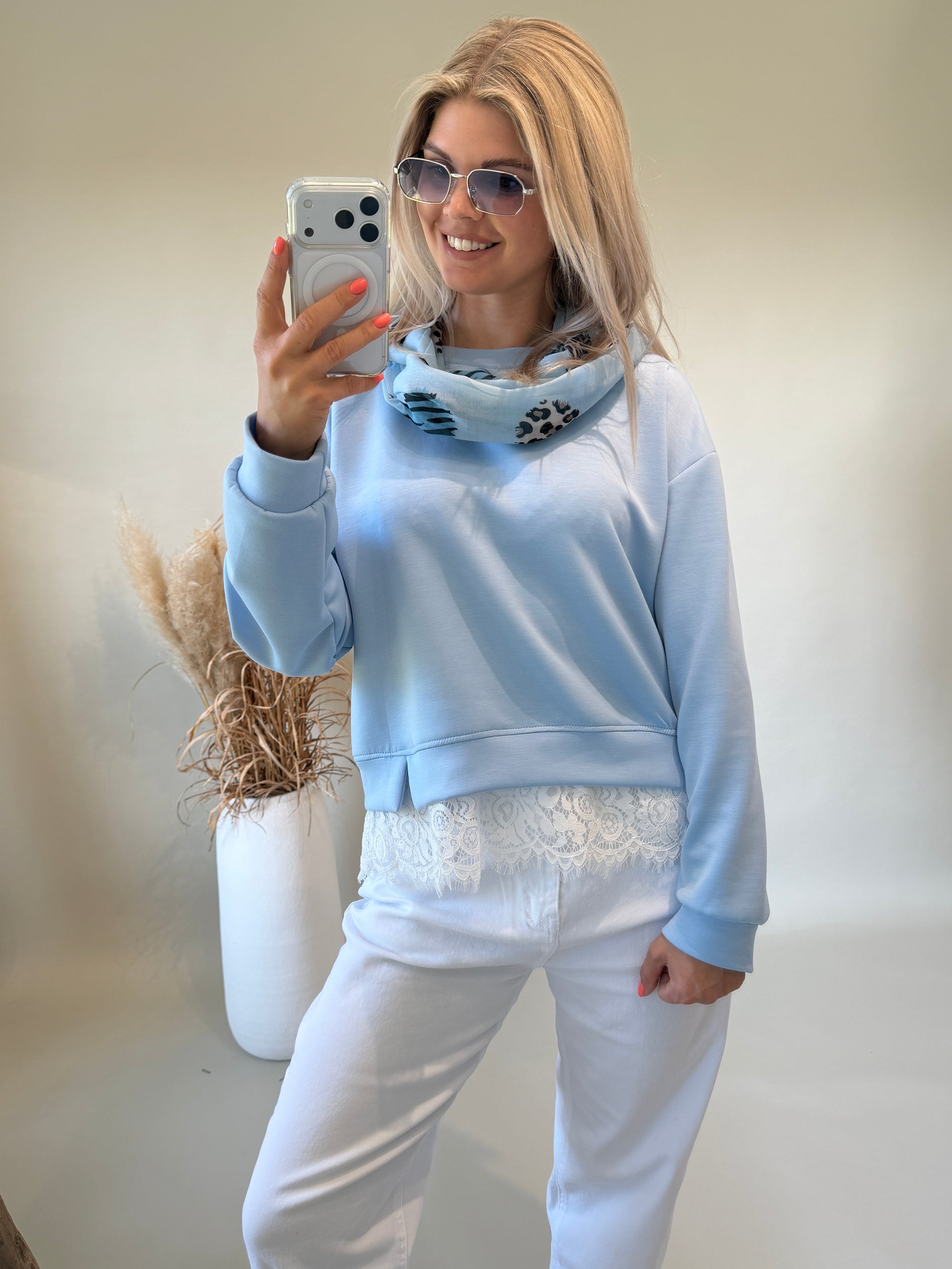 Sweatshirt in Hellblau mit Spitze unten