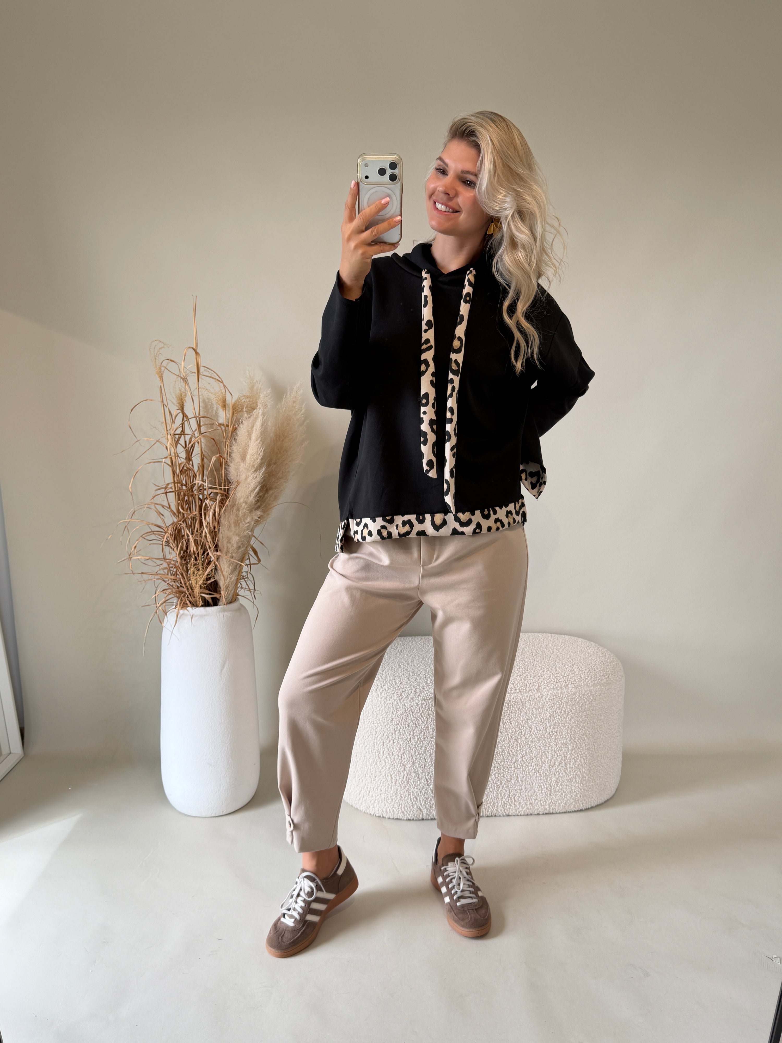 Sweatshirt in Schwarz mit Kapuze