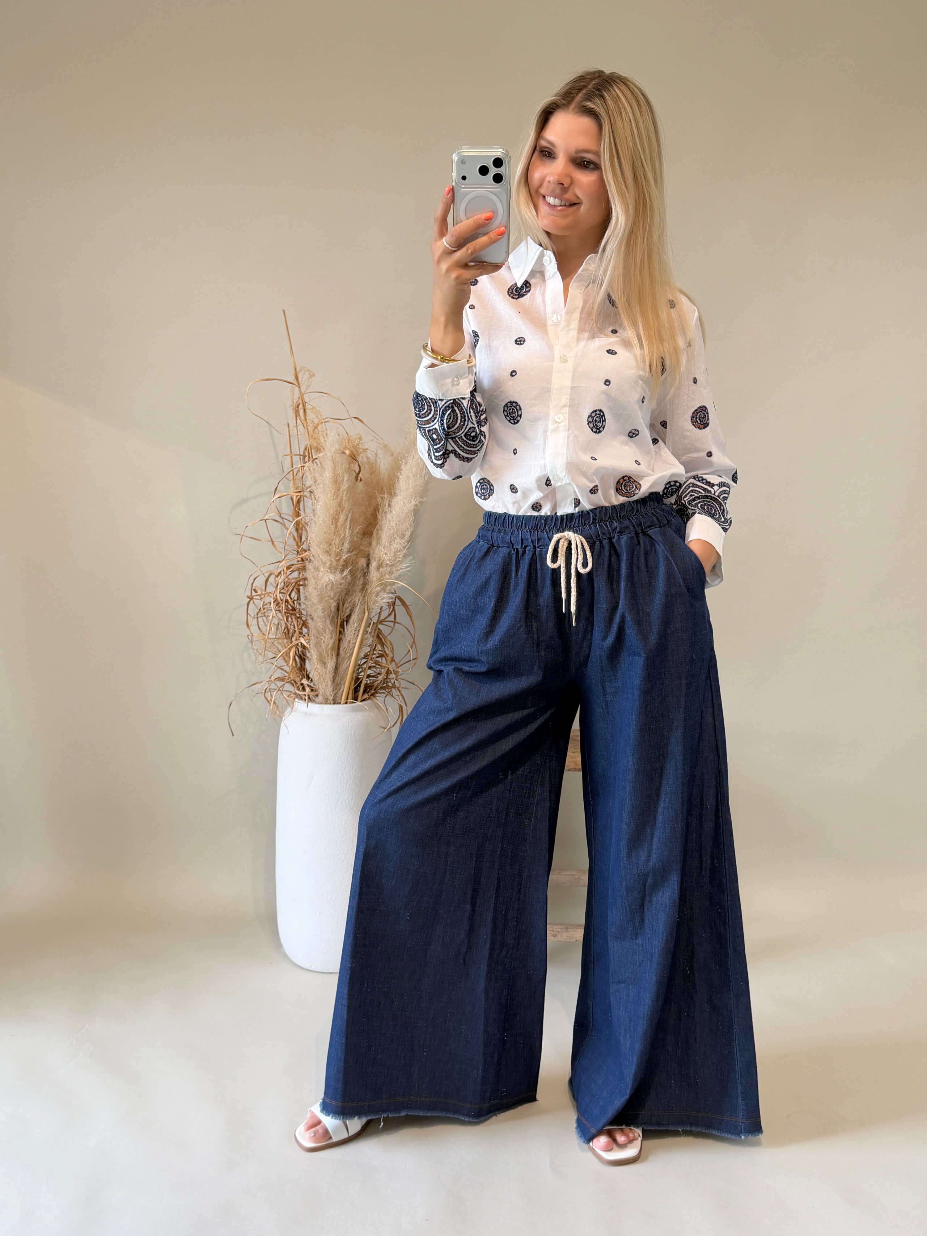 Hose in Dunkelblau ( leichter Jeansstoff ) und weitem Bein