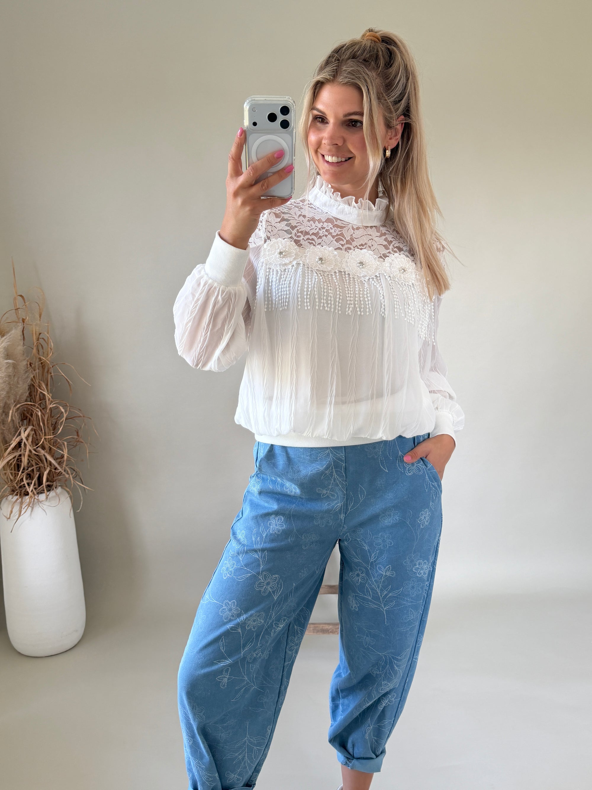 Bluse in Weiß mit Stehkragen und Spitze