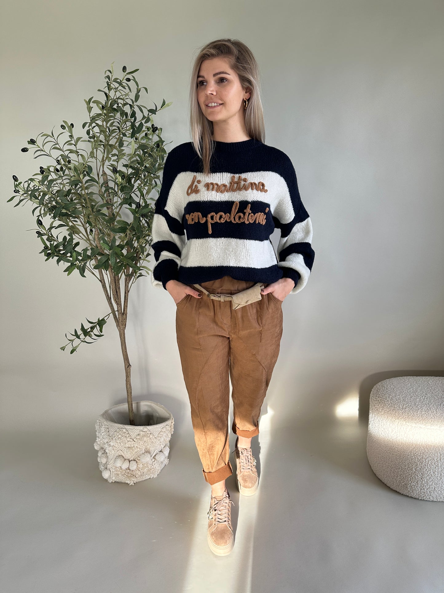 pullover in wollweiß/dunkelblau gestreift mit aufschrift in zimt