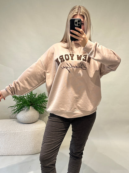 Pullover in Beige mit Aufschrift in Schokobraun (NEW YORK)