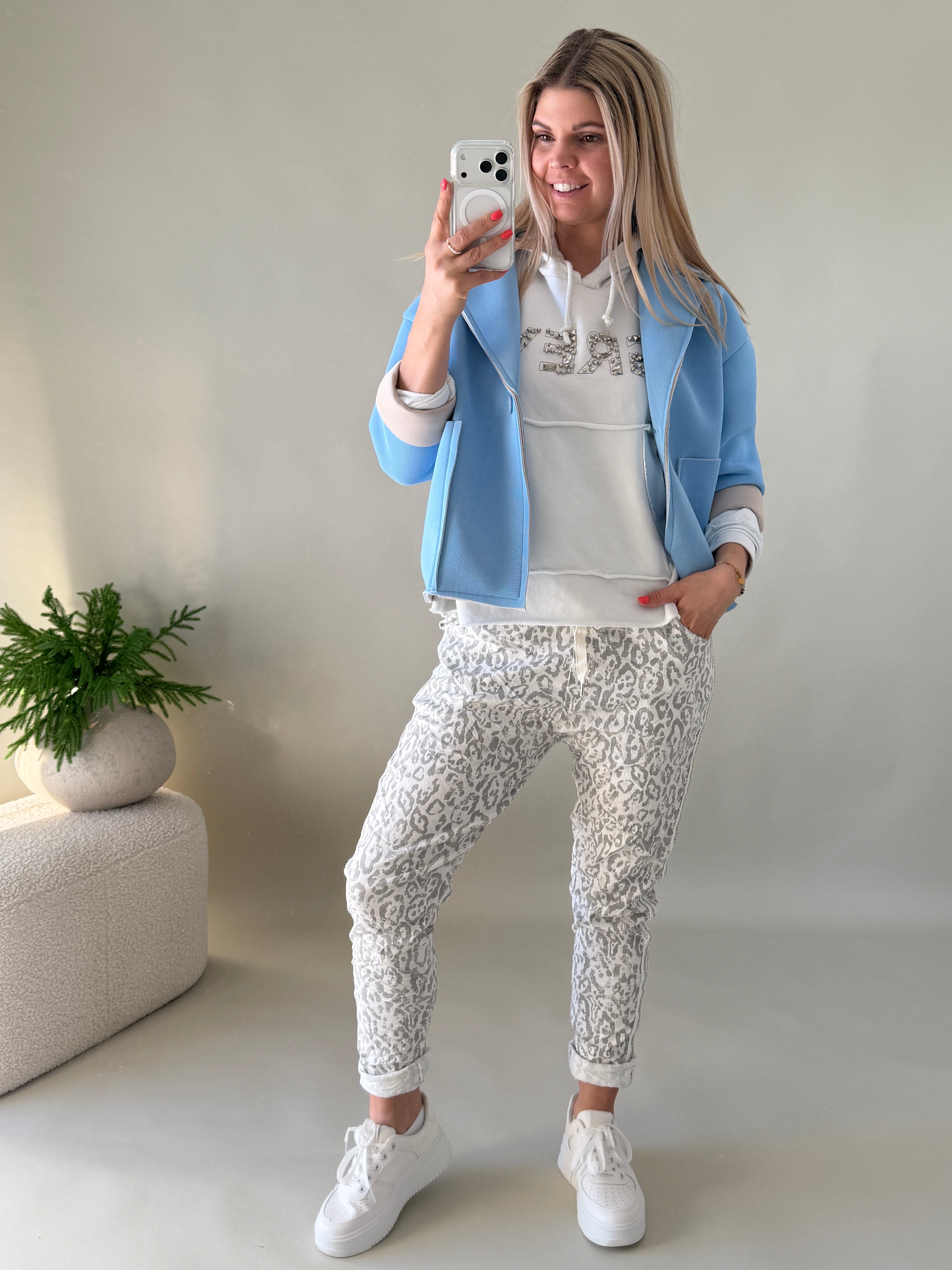 Jacke in Hellblau mit großen Taschen vorne