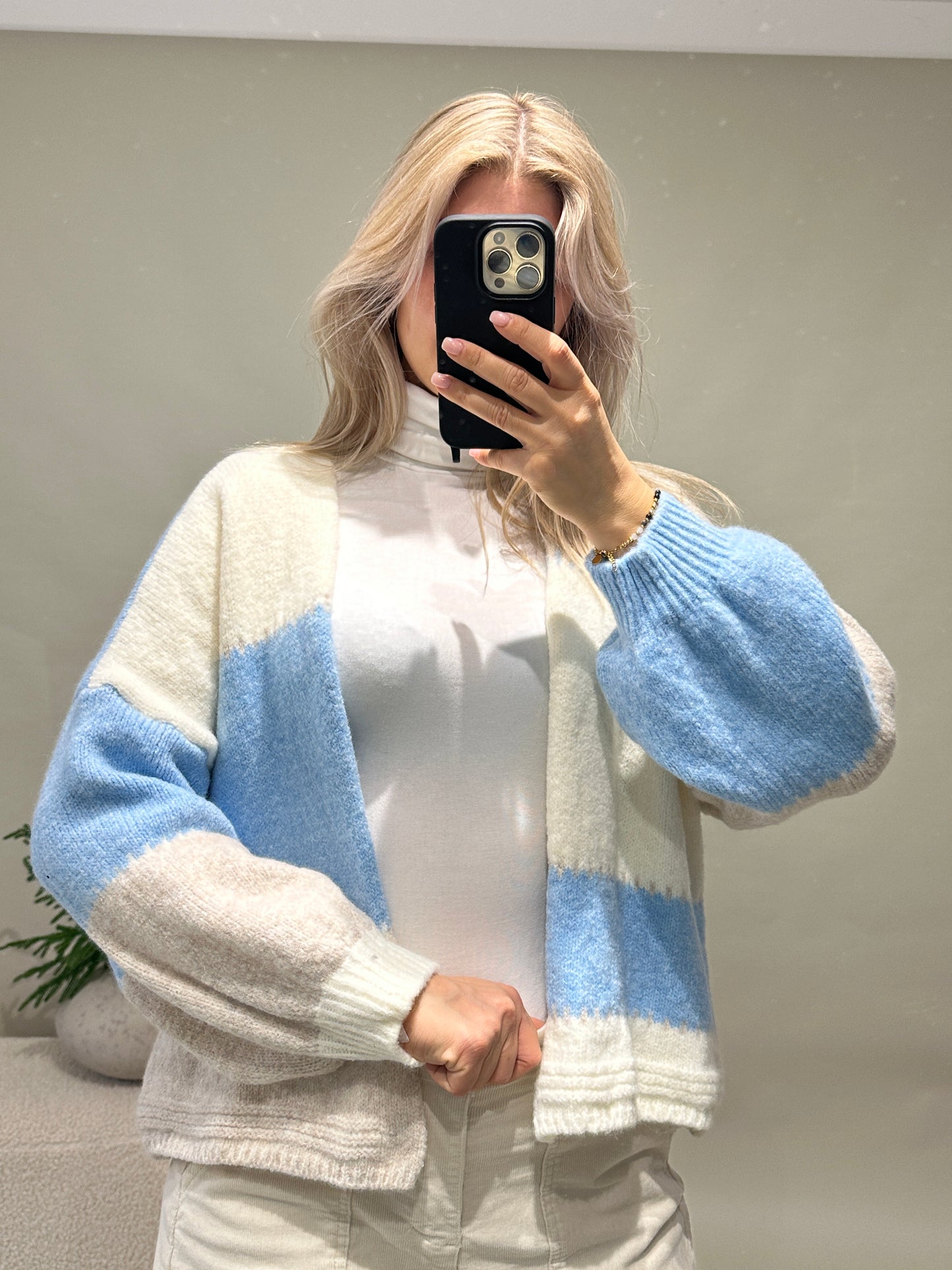 strickjacke in hellblau/wollweiß/beige ohne knöpfe