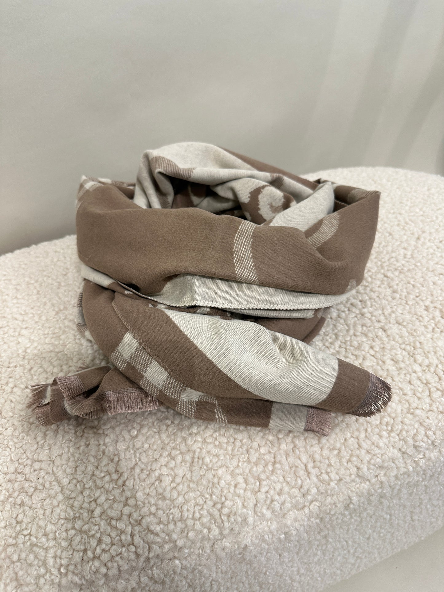 schal in beige/wollweiß mit leo und karomuster