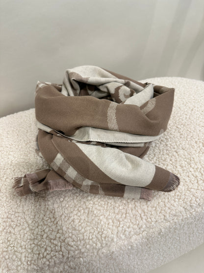 Schal in Beige/Wollweiß mit Leo und Karomuster