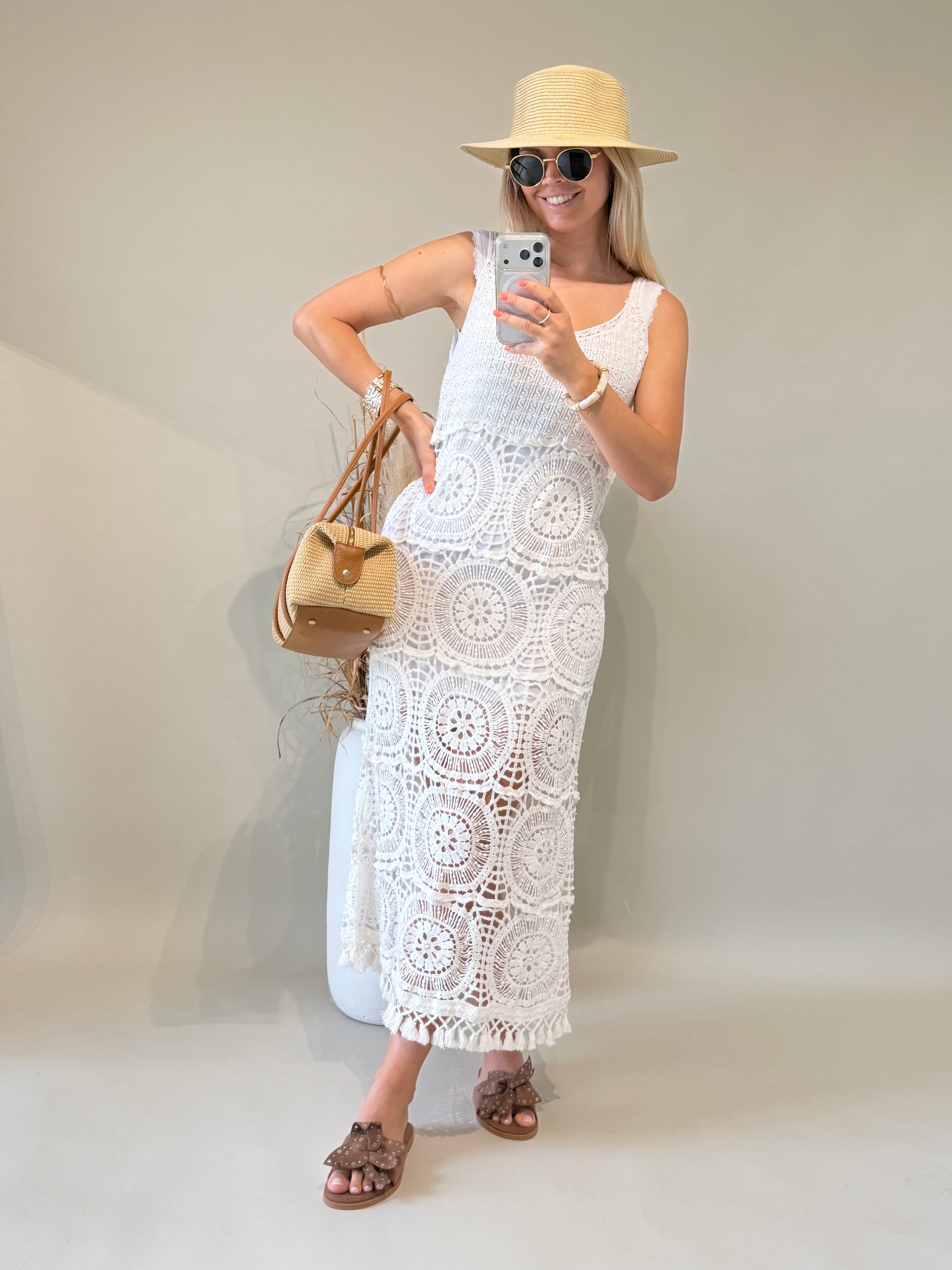 Kleid in Weiß aus Bohospitze mit Puschel unten