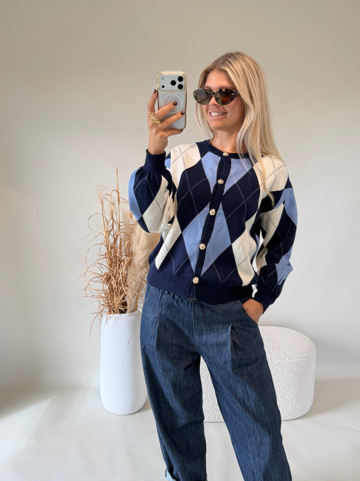 Strickjacke in Dunkelblau / Hellblau / Wollweiß mit Rautenmuster