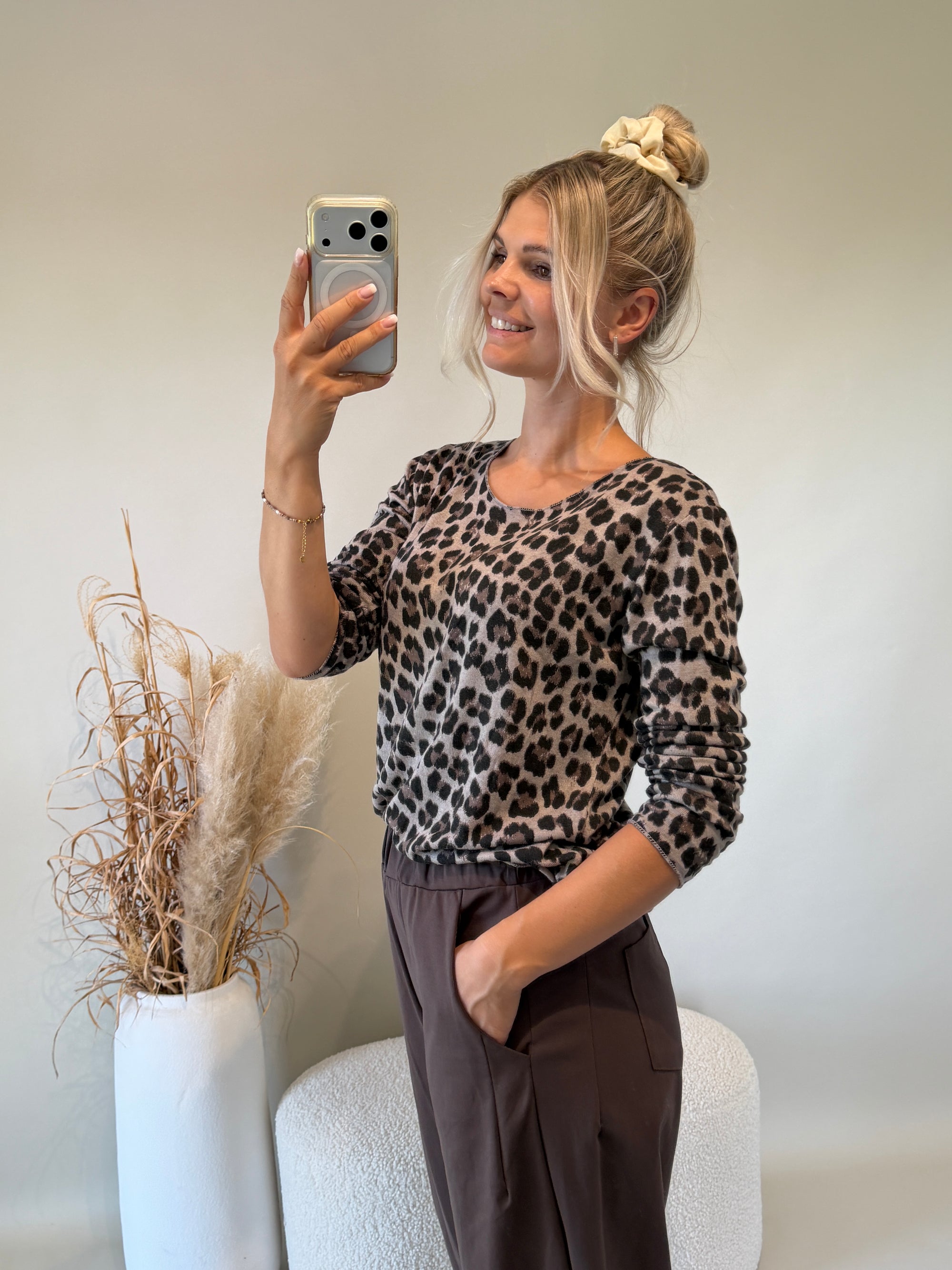 Shirt mit Leomuster in Nussbraun /  Schokobraun / Schwarz