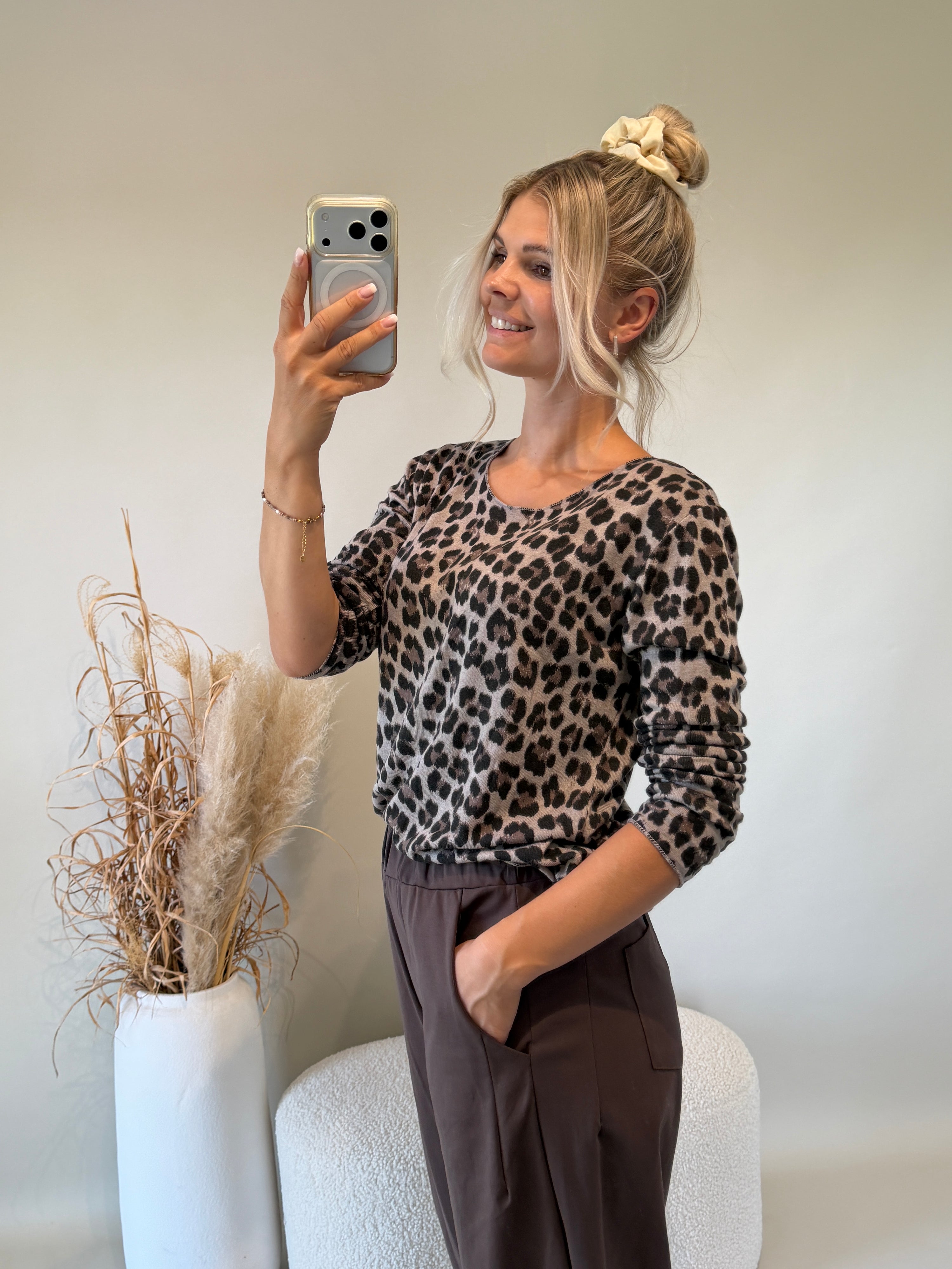 Shirt mit Leomuster in Nussbraun /  Schokobraun / Schwarz