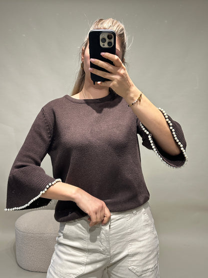 Pullover in Schokobraun mit Perlen an den Ärmel