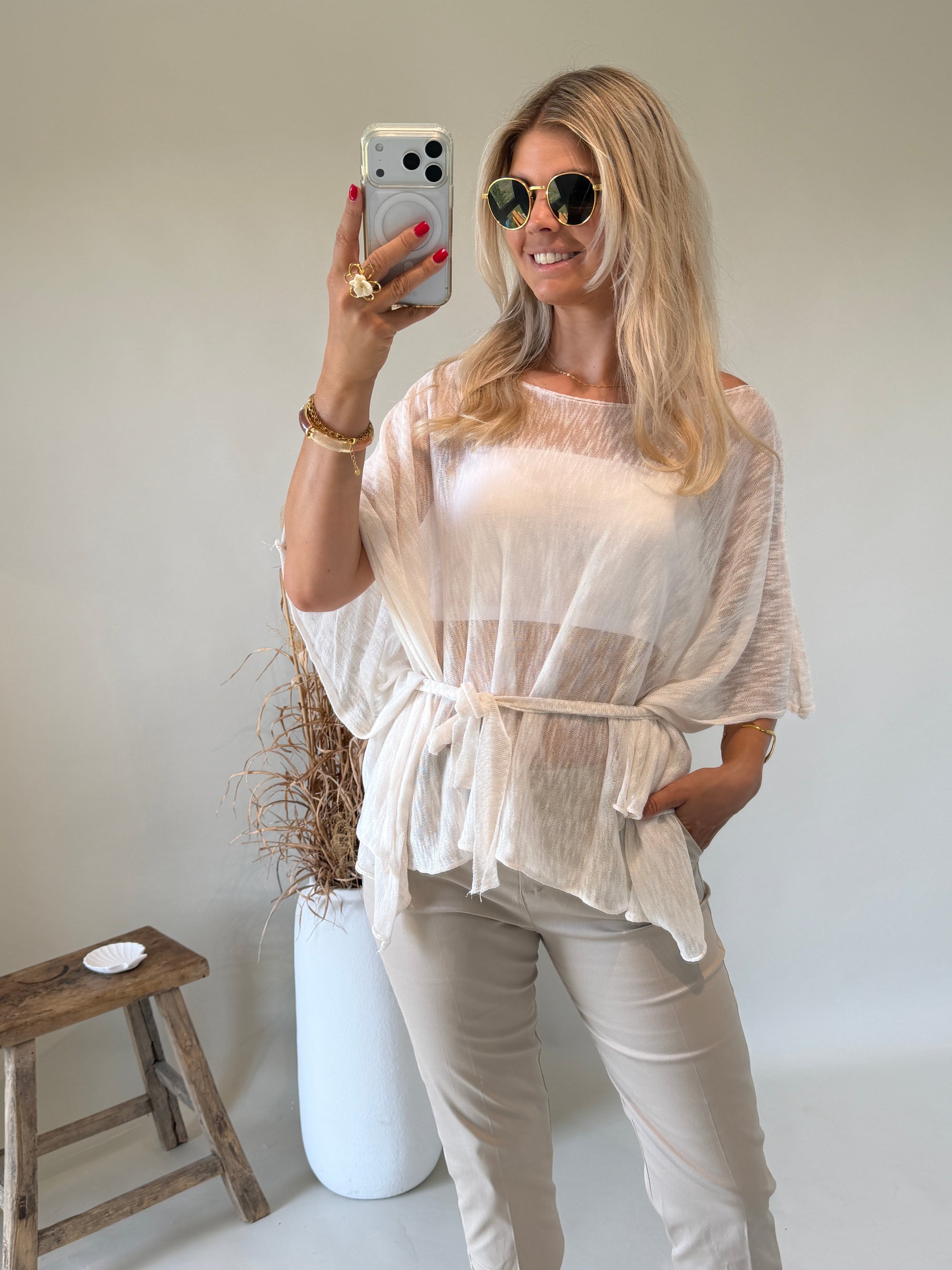 Pullover in Wollweiß mit Gürtel zum Binden