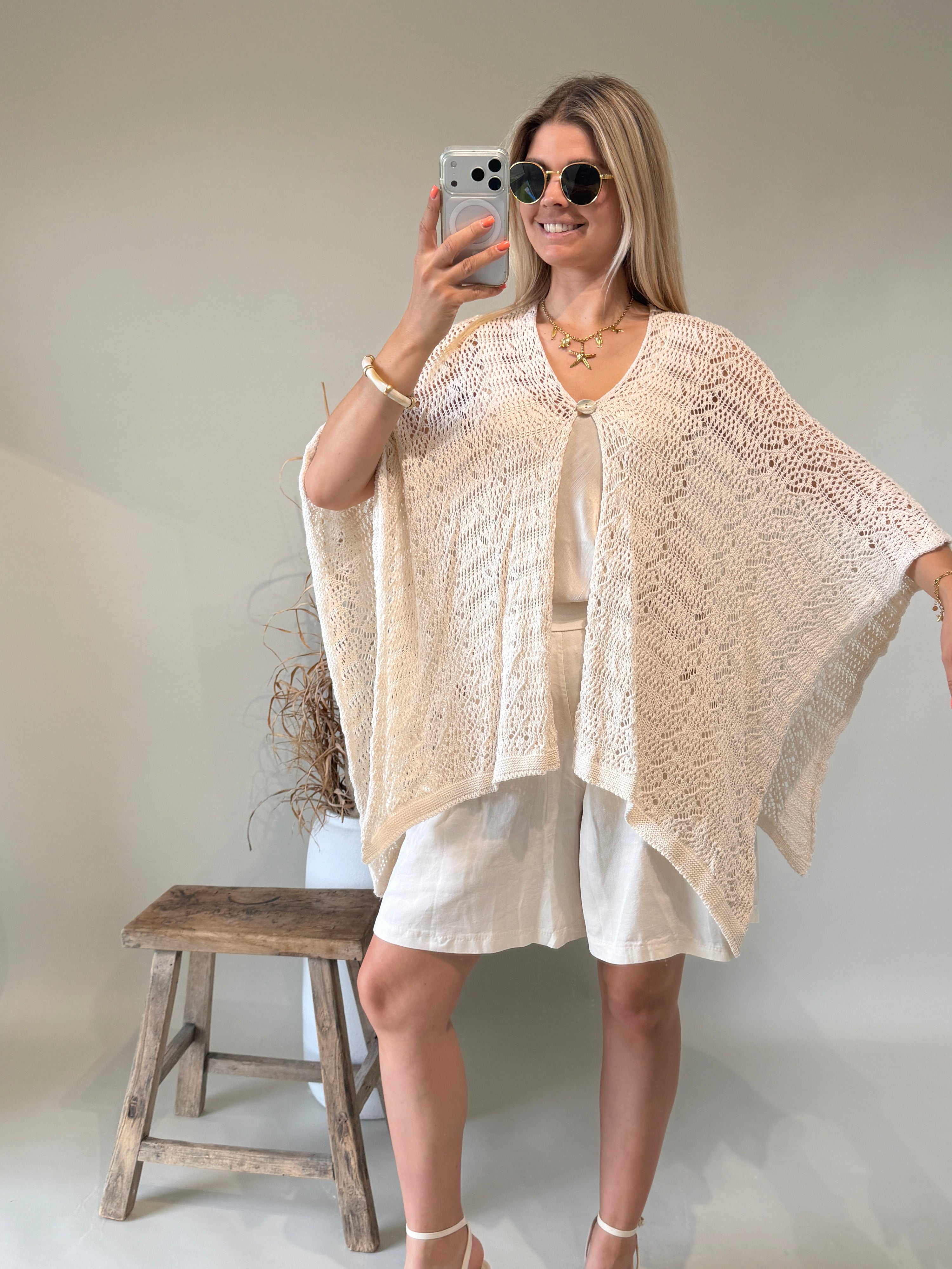 Jacke in Hellbeige in Bohospitze mit Knopf vorne