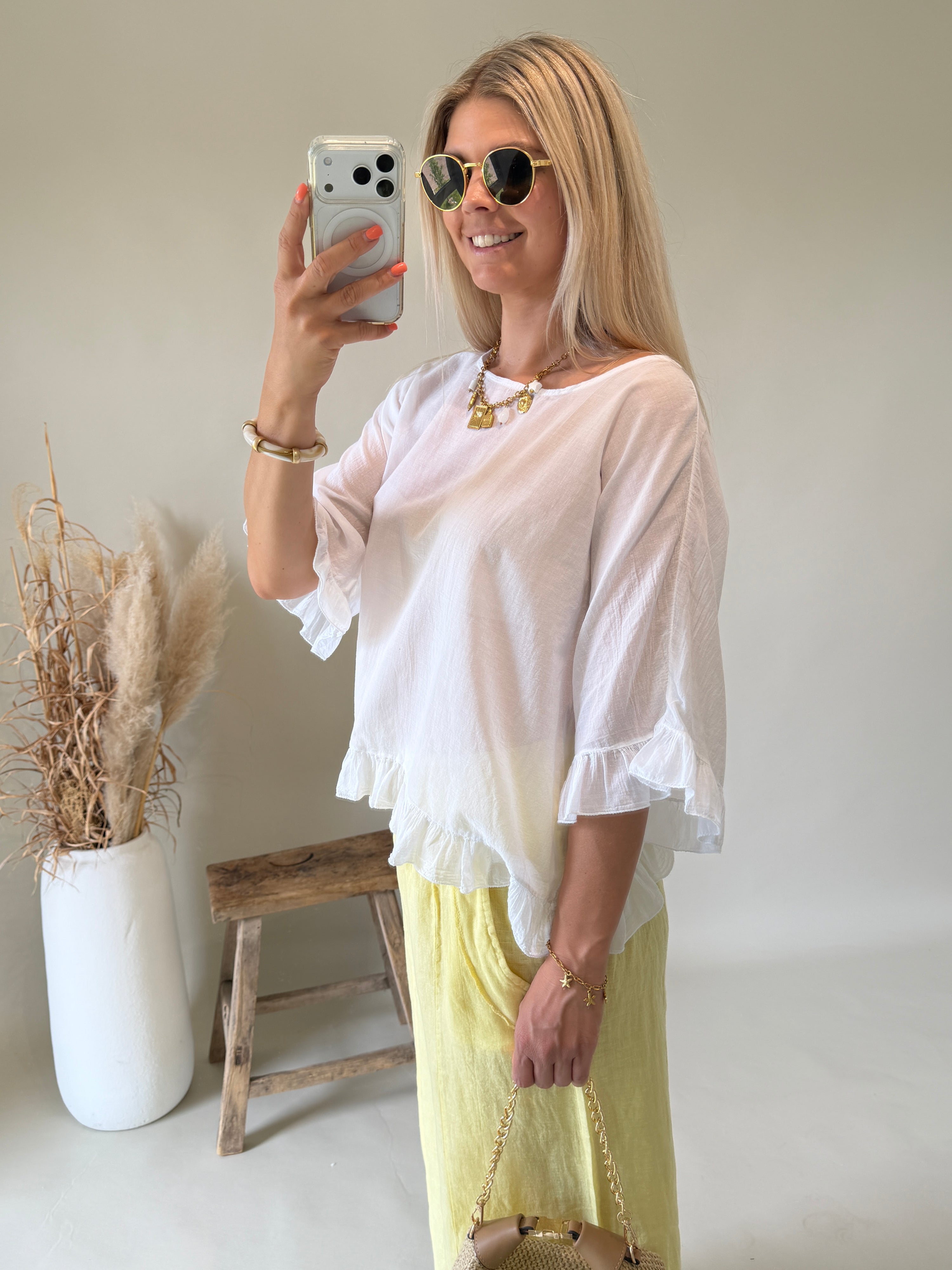 Bluse in Weiß mit Rüschen am Arm / Bund