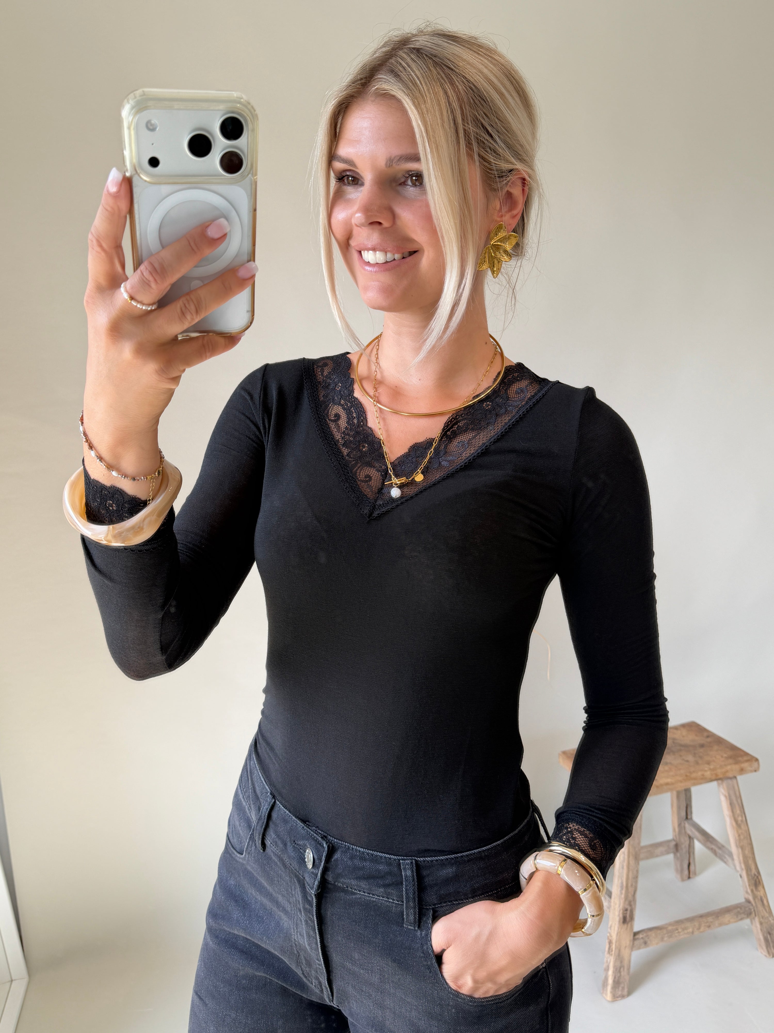 Shirt in Schwarz mit Spitze an Ärmel und Ausschnitt