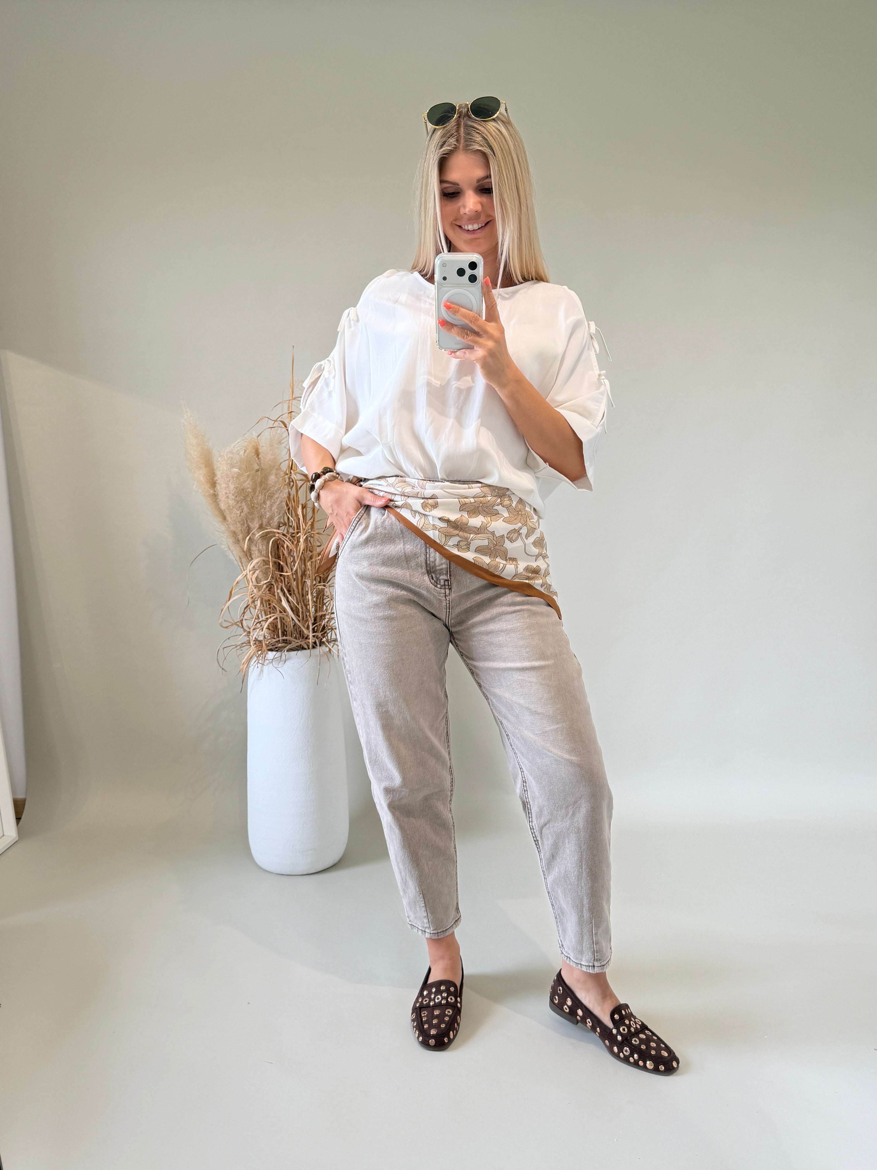 Bluse in Weiß an den Schultern offen