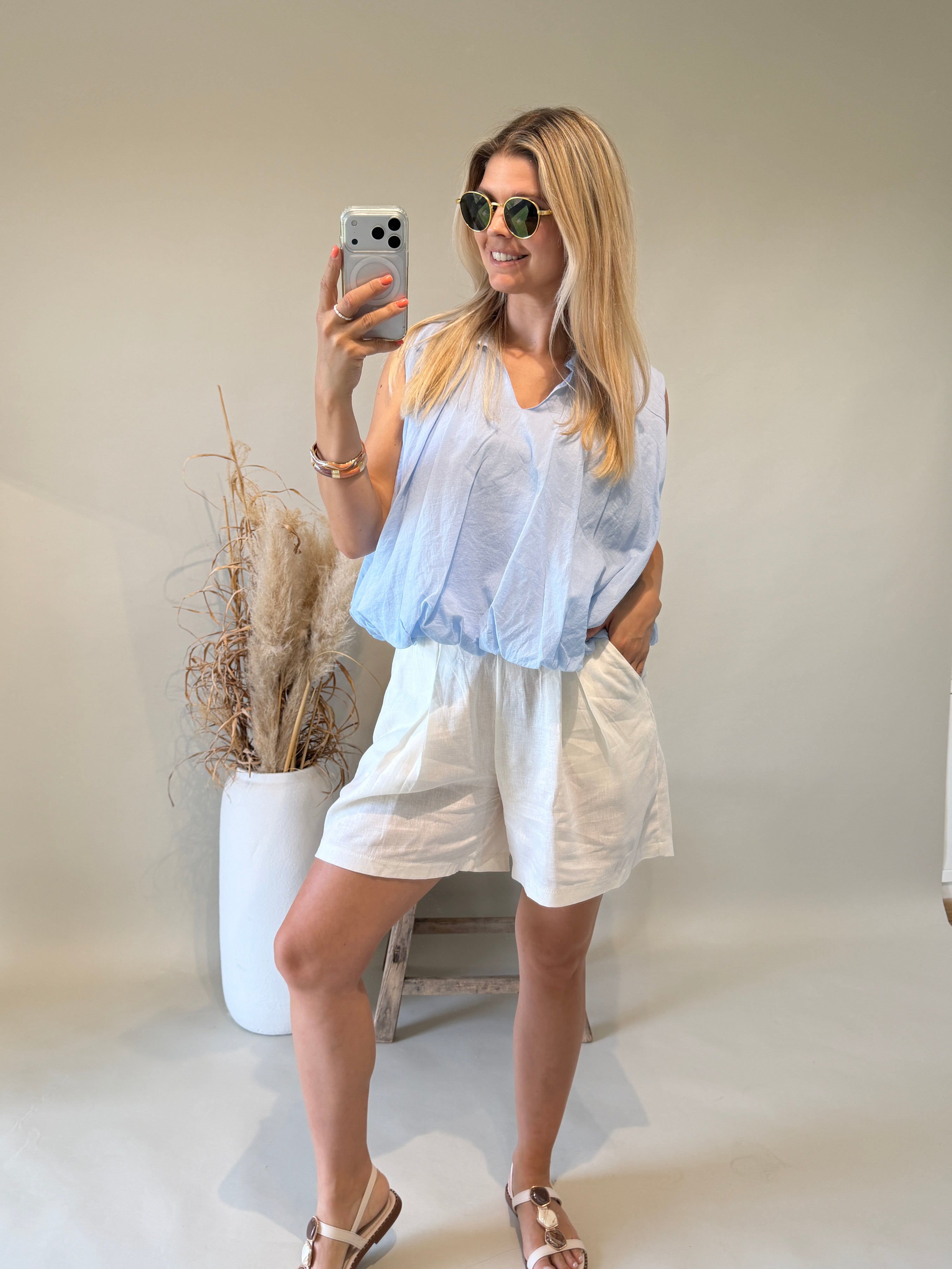 Bluse in Hellblau ( Ärmellos mit Kragen )