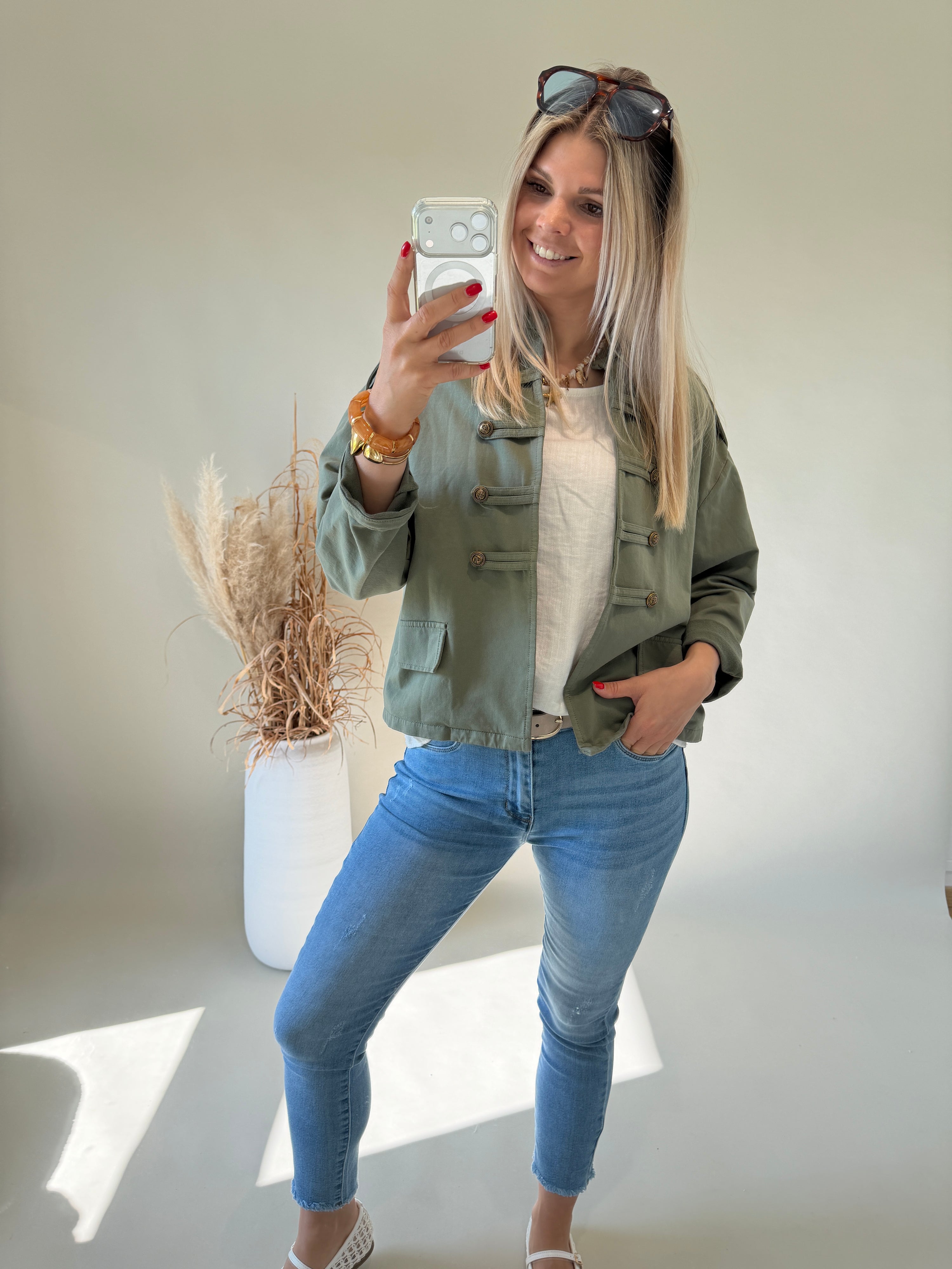 Jacke in Olivgrün mit Knöpfen vorne
