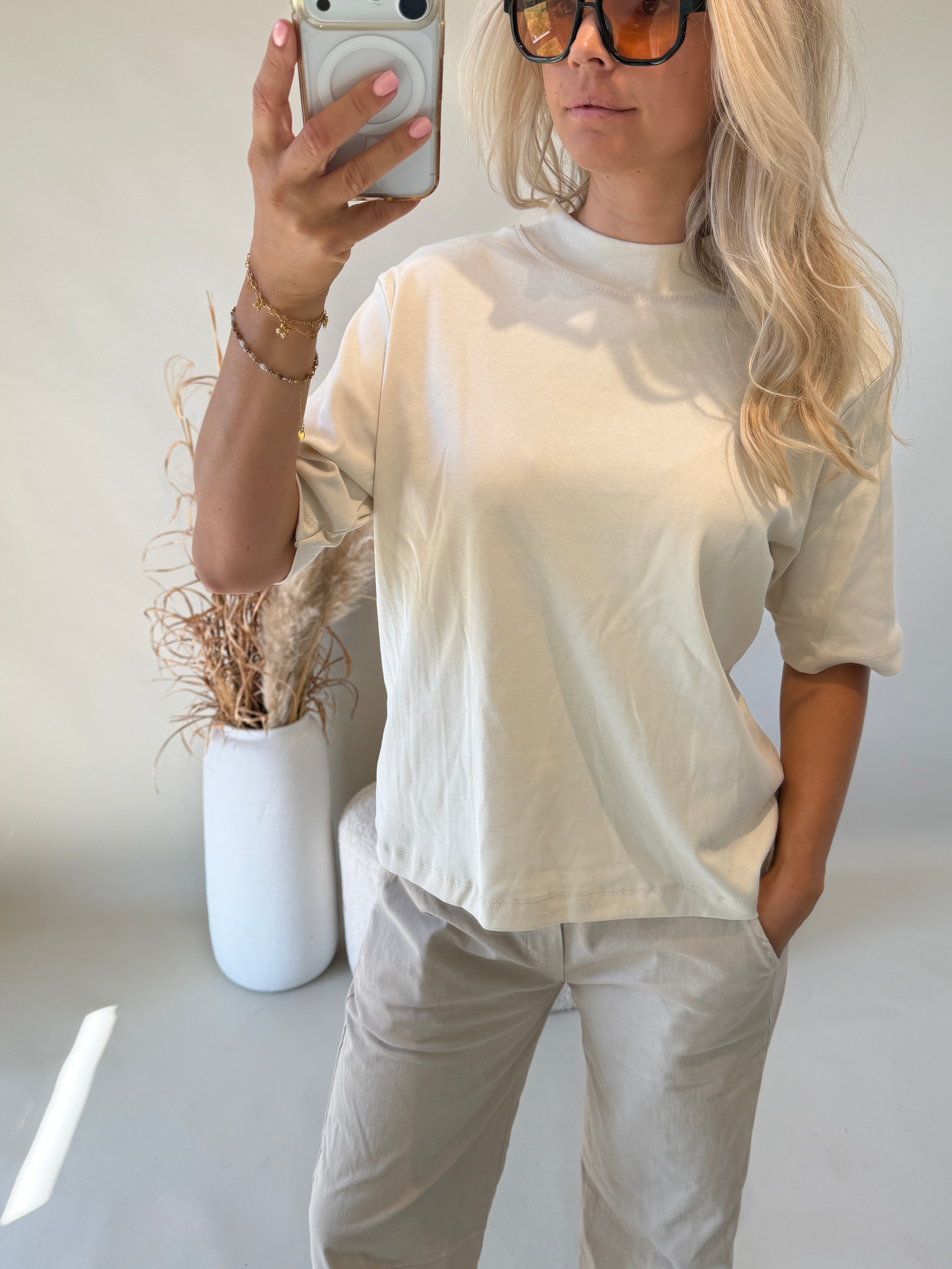 T - Shirt mit Stehkragen in Beige
