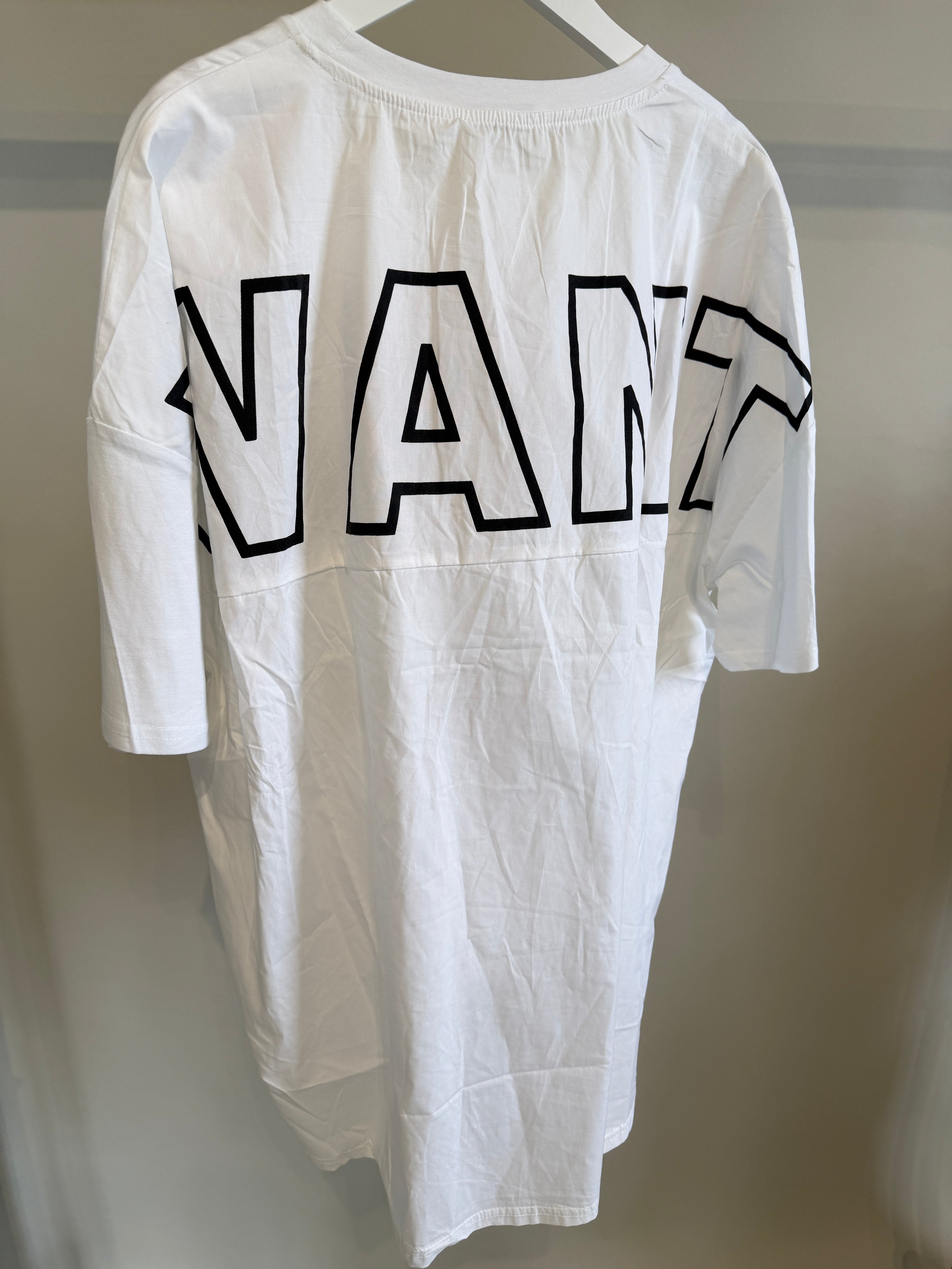 T - Shirt in Weiß mit Aufdruck in Schwarz / Silber
