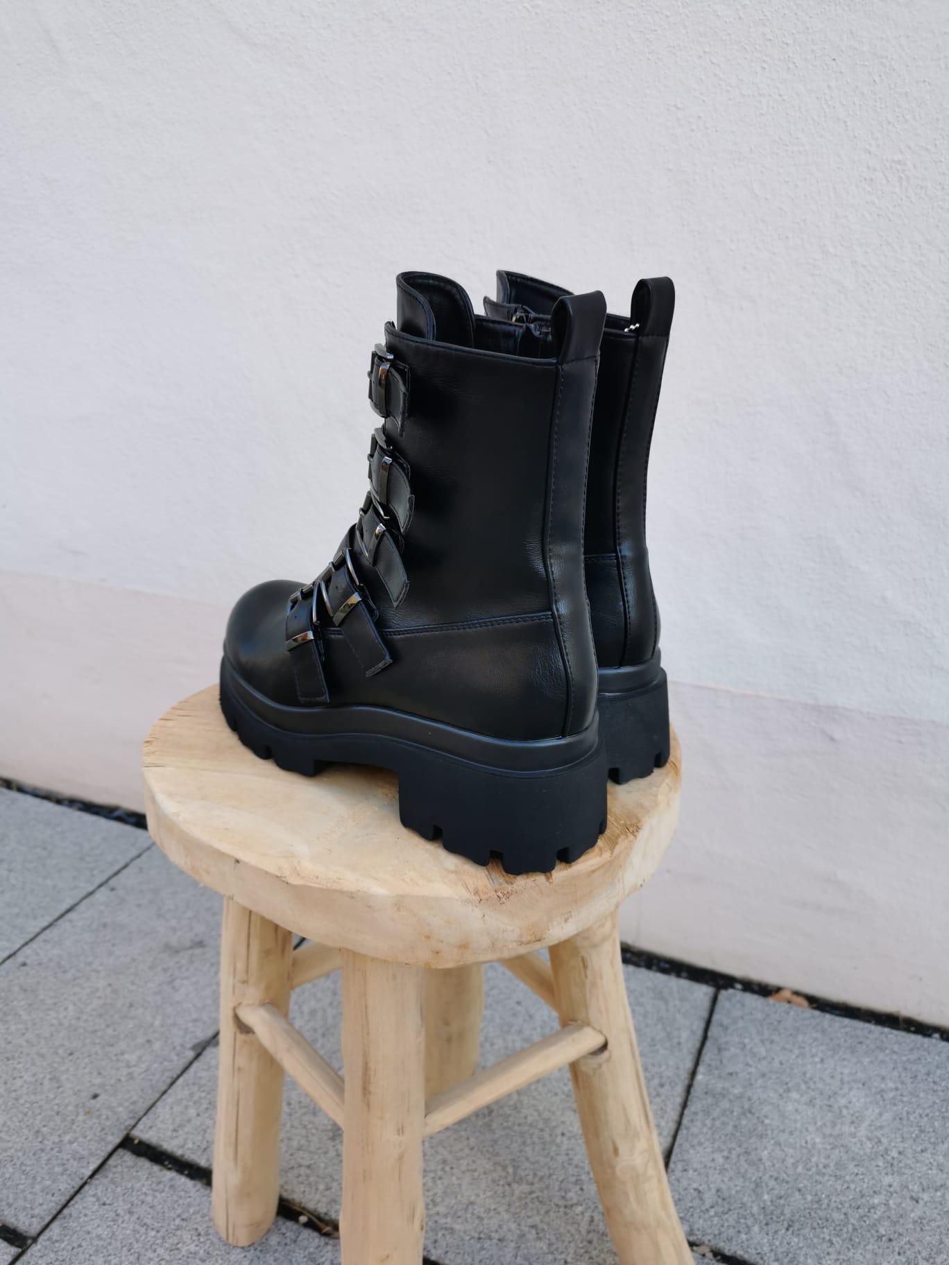 boots in schwarz mit schnallen