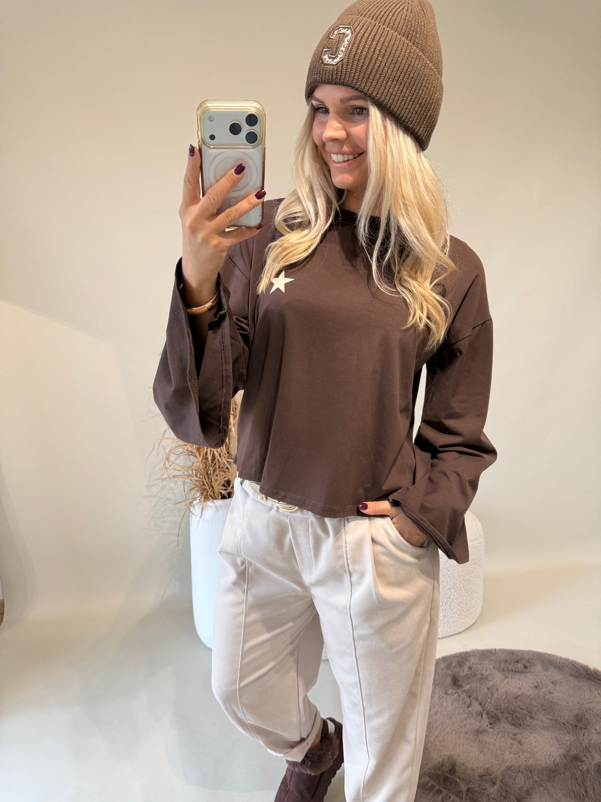 Shirt in Schokobraun mit Aufdruck hinten und Trompetenärmel