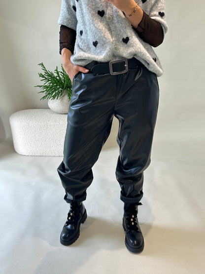 Hose in Schwarz Leder-Optik mit Gürtel