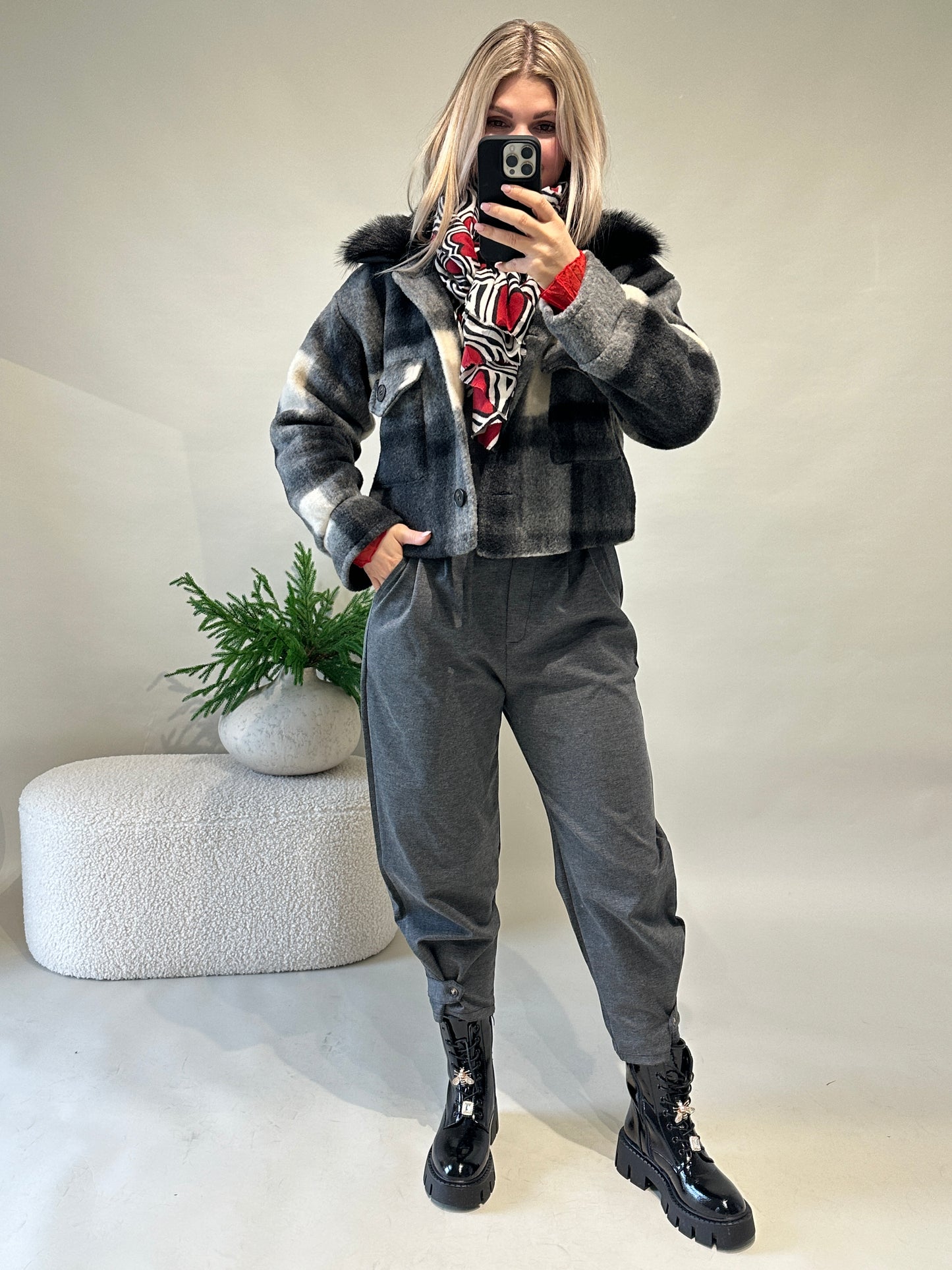 schal in rot/schwarz/beige mit herzen