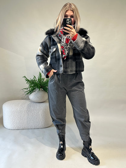 Schal in Rot/Schwarz/Beige mit Herzen