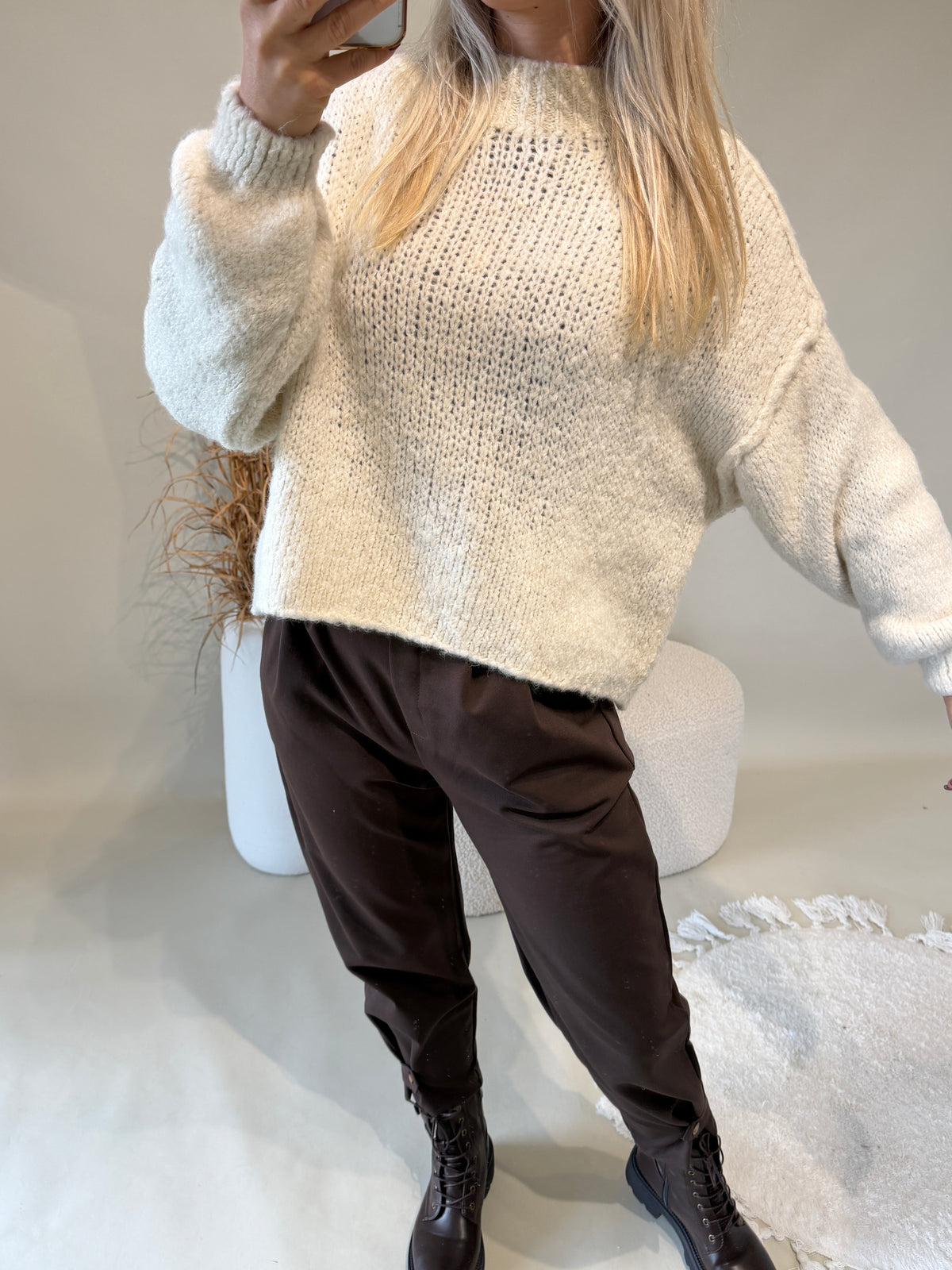Pullover in Wollweiß mit kleinen Stehkragen