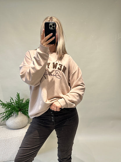 Pullover in Beige mit Aufschrift in Schokobraun (NEW YORK)