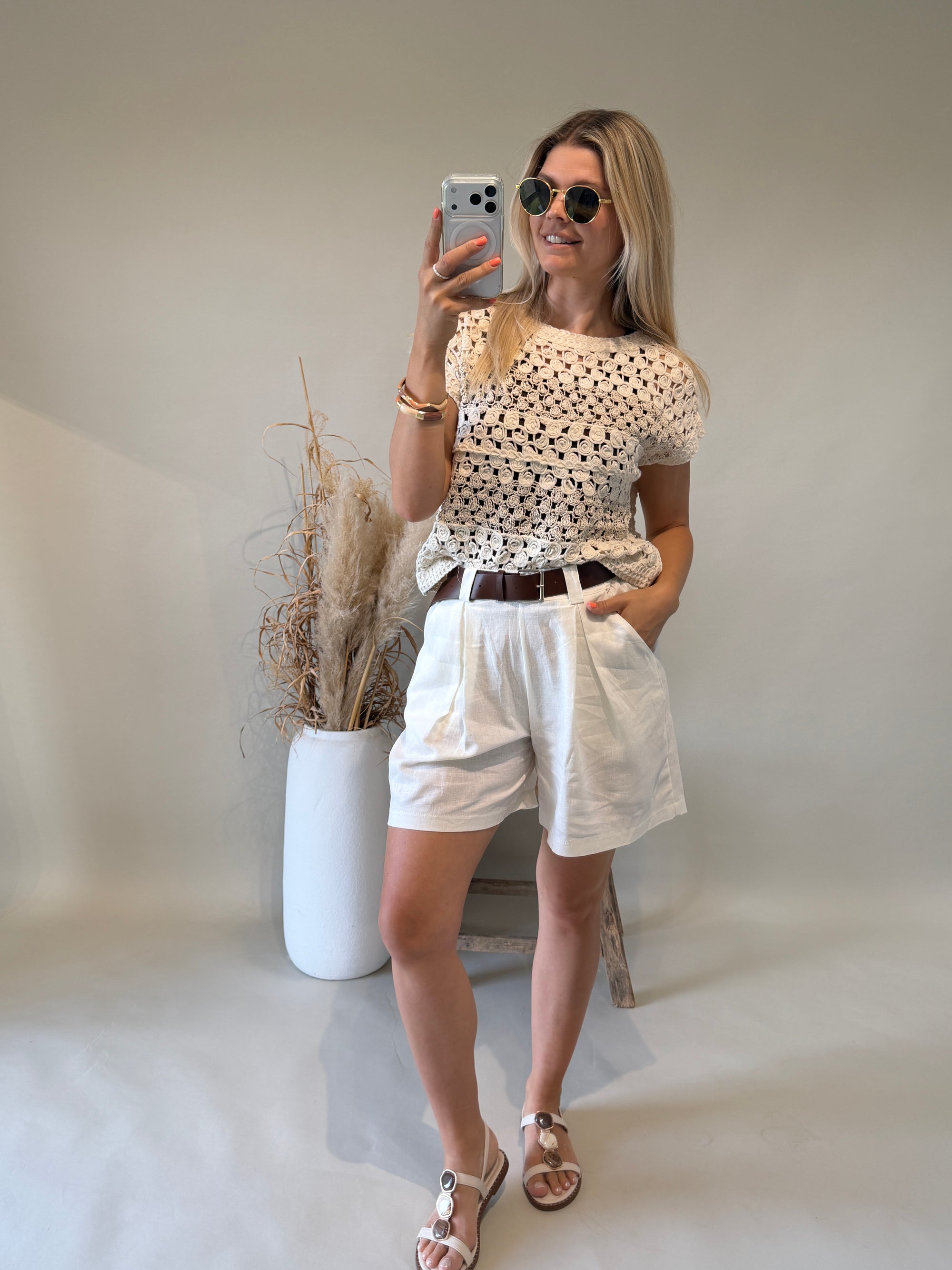 Hose ( Short ) in Wollweiß mit Gürtel