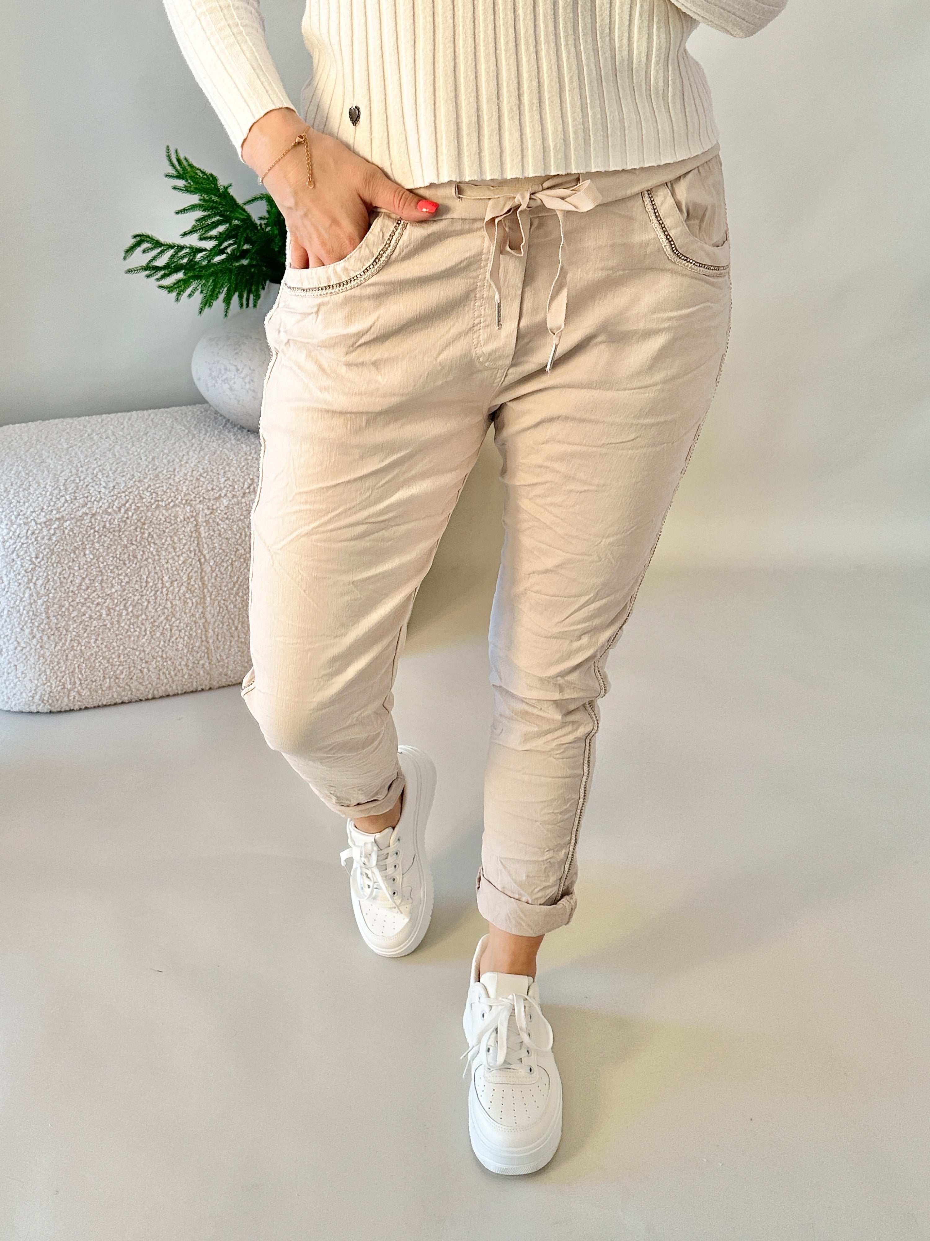 Hose in Beige mit Glitzersteinen an der Seite