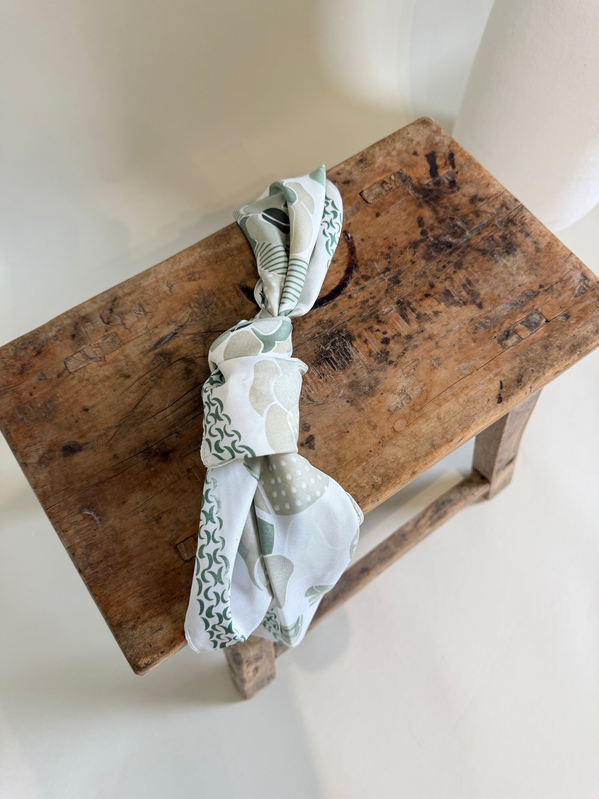 Tuch in verschiedenen Grüntönen