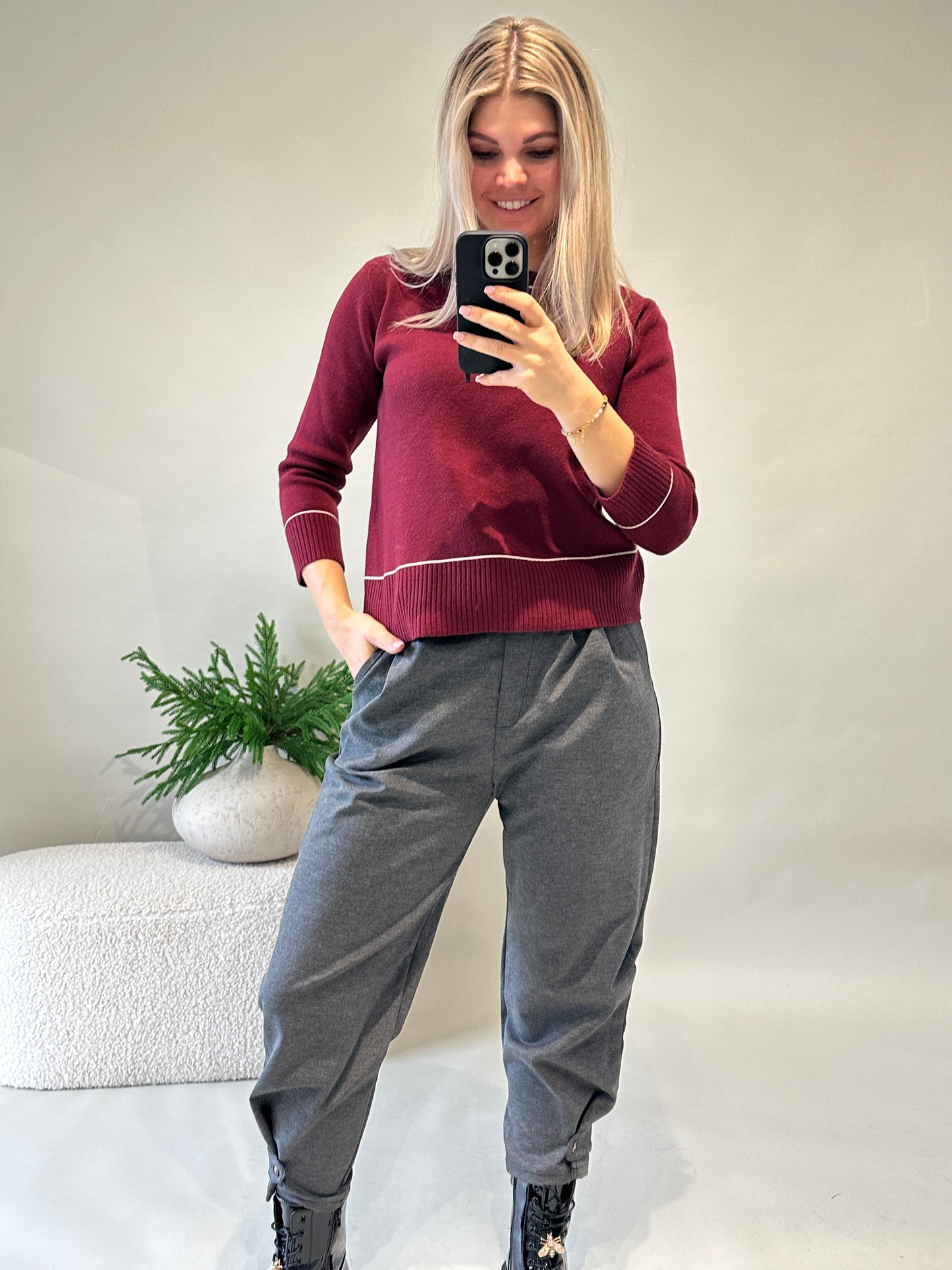 pullover in burgundy mit wollweißen streifen an kragen und bund