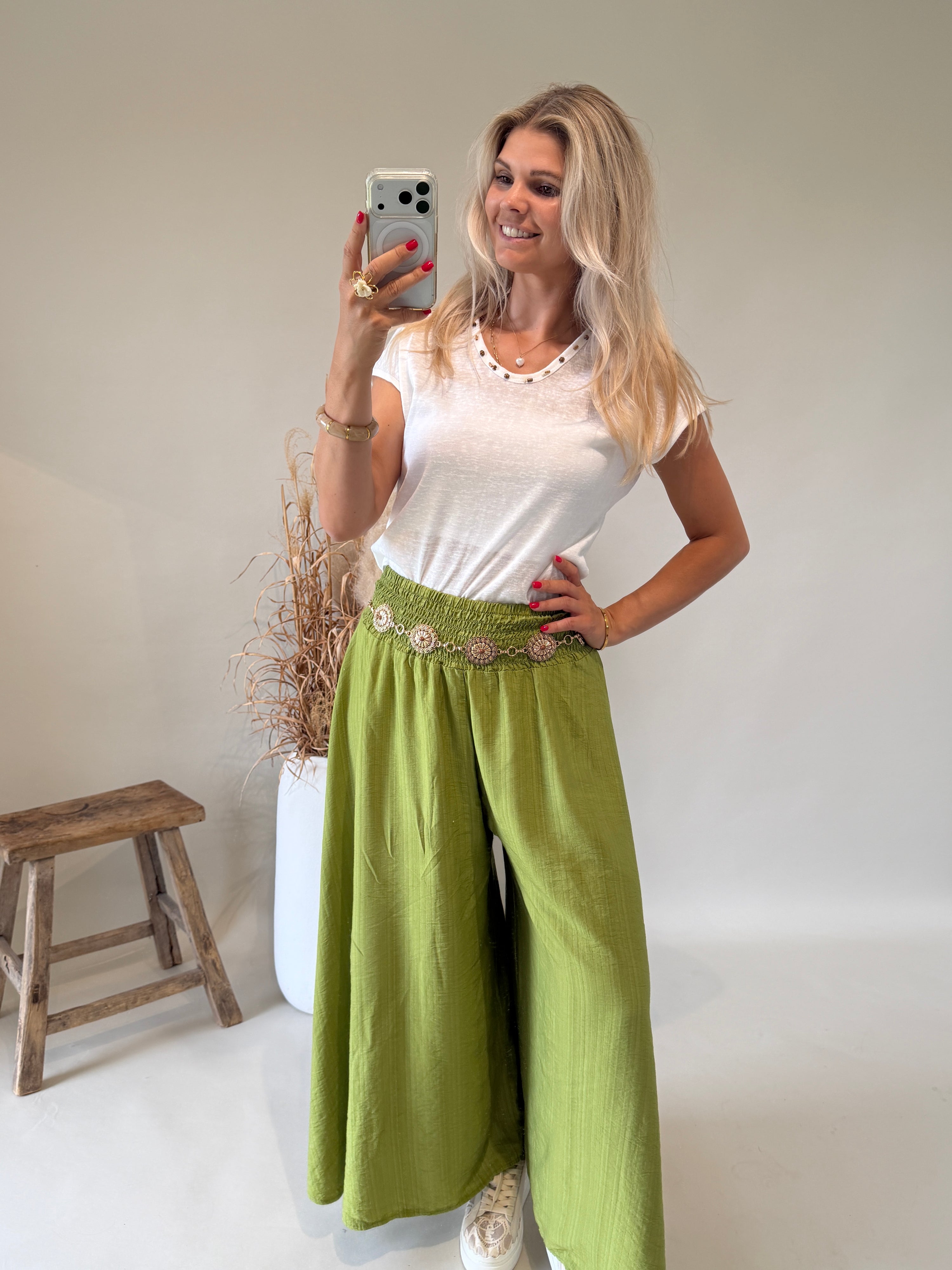T-Shirt in Creme mit Holzperlen am Ausschnitt