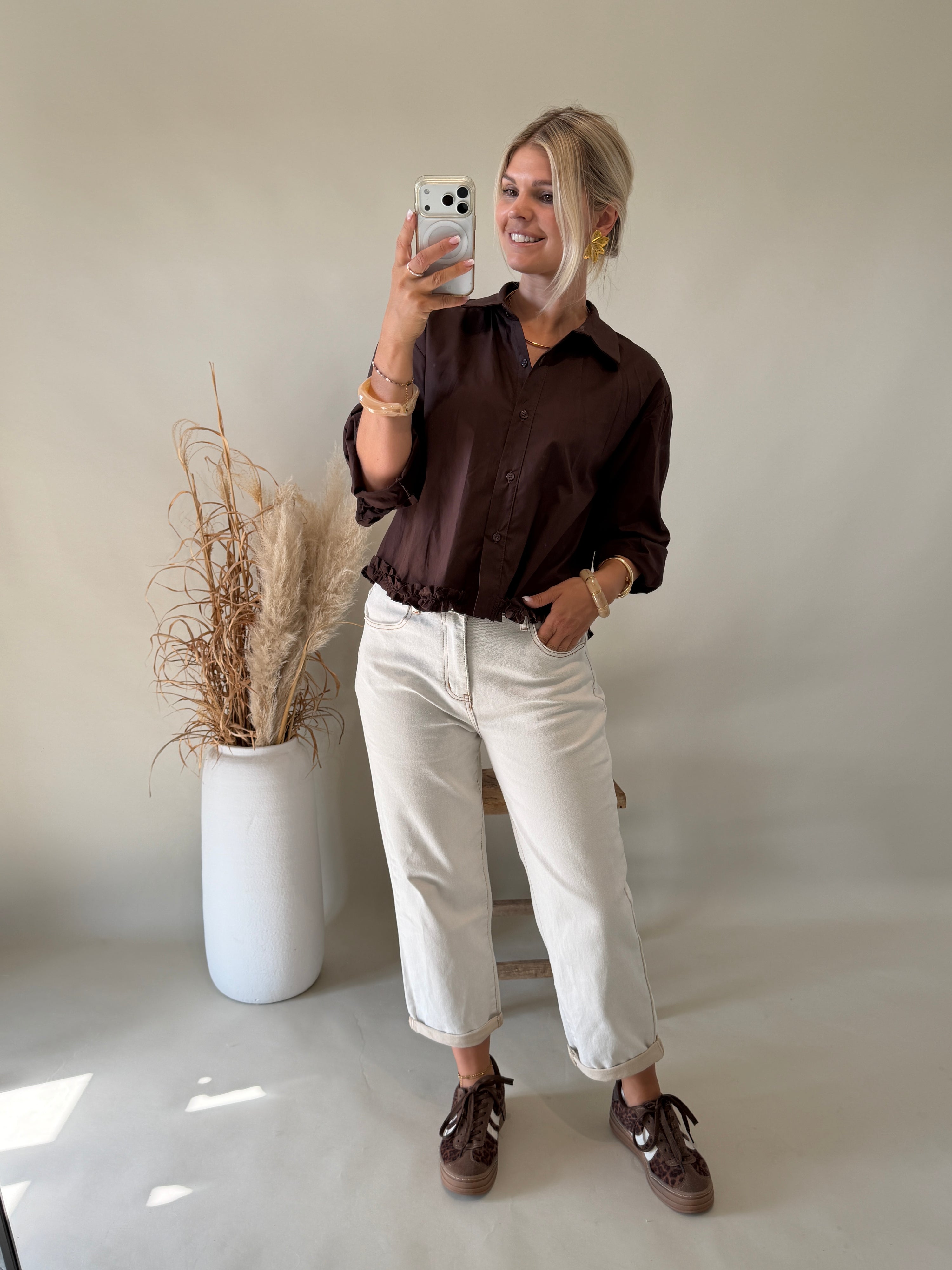 Bluse in Schokobraun mit Rüschen unten