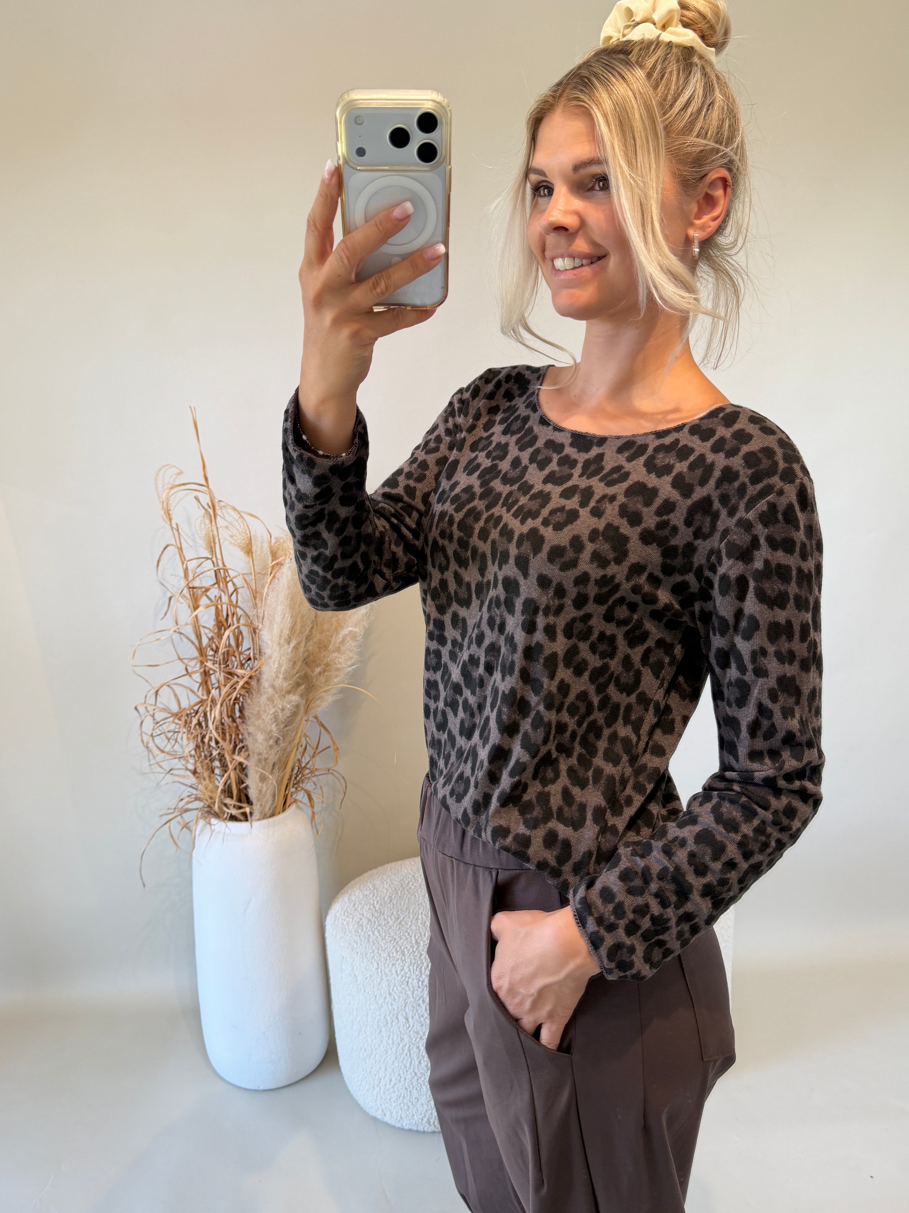 Shirt mit Leomuster in Braun / Schwarz