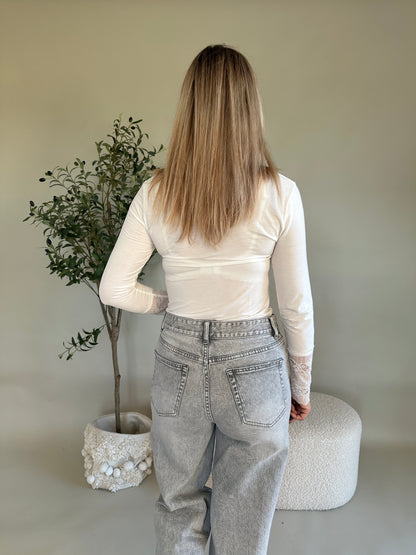 Shirt in Wollweiß mit Spitze am Arm  und V-Ausschnitt