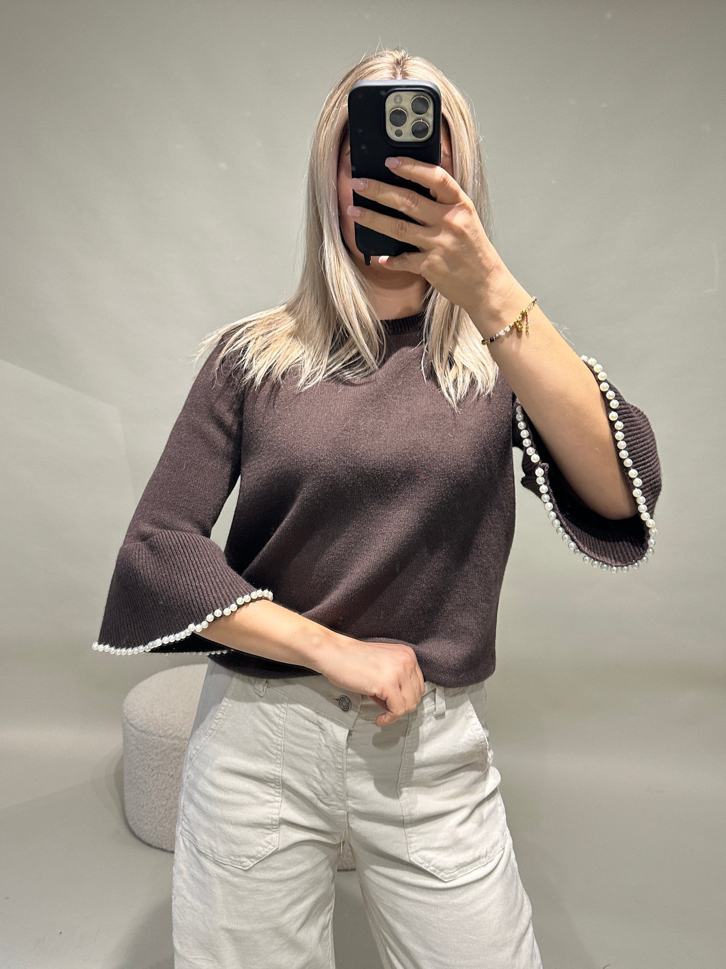 pullover in schokobraun mit perlen an den ärmel